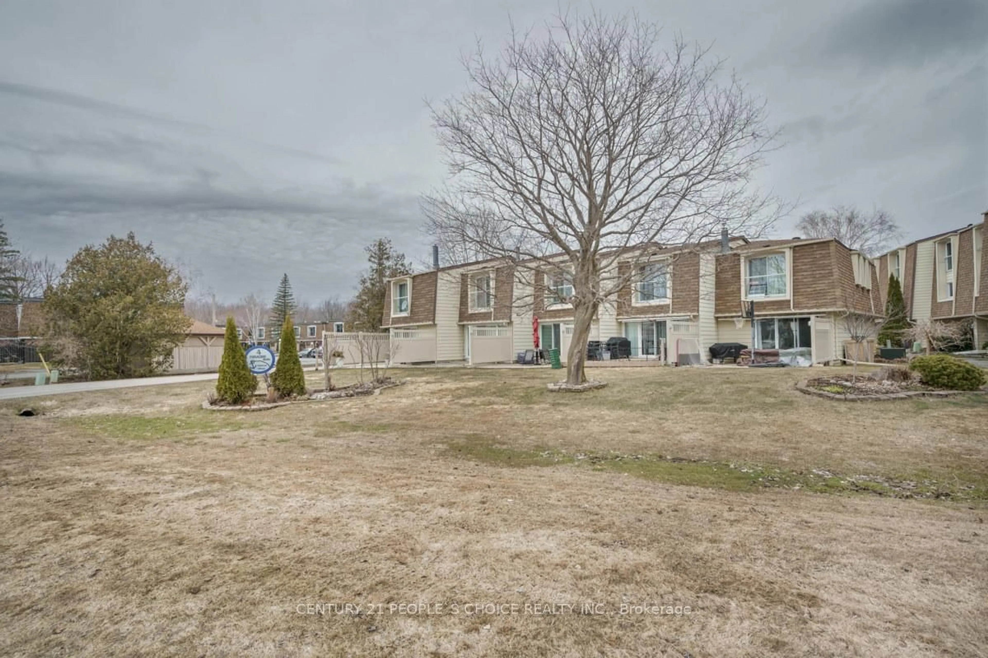 A pic from outside/outdoor area/front of a property/back of a property/a pic from drone, unknown for 4 Paradise Blvd #3, Ramara Ontario L0K 1B0