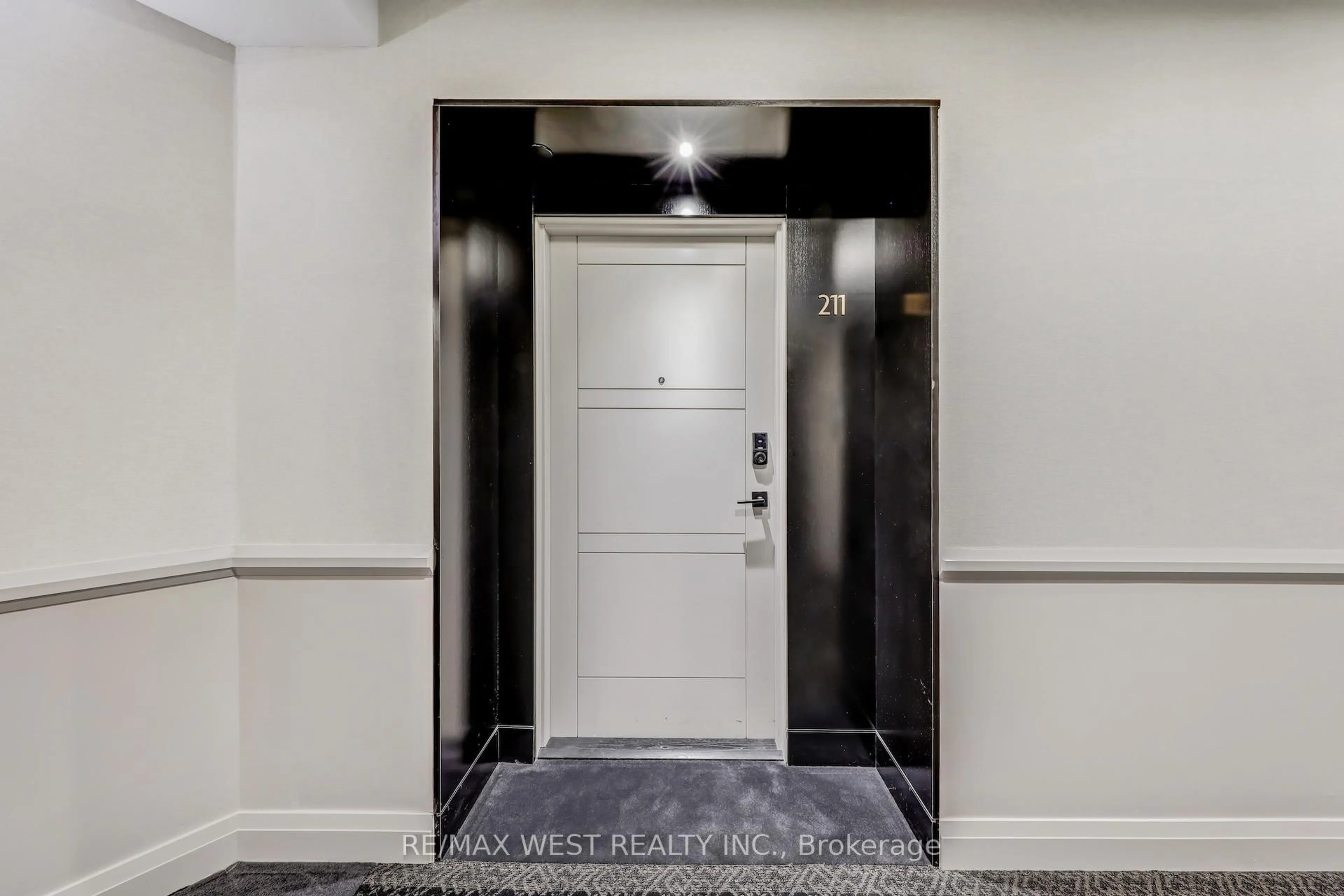 Indoor foyer for 1 Hume St #211, Collingwood Ontario L9Y 0X3
