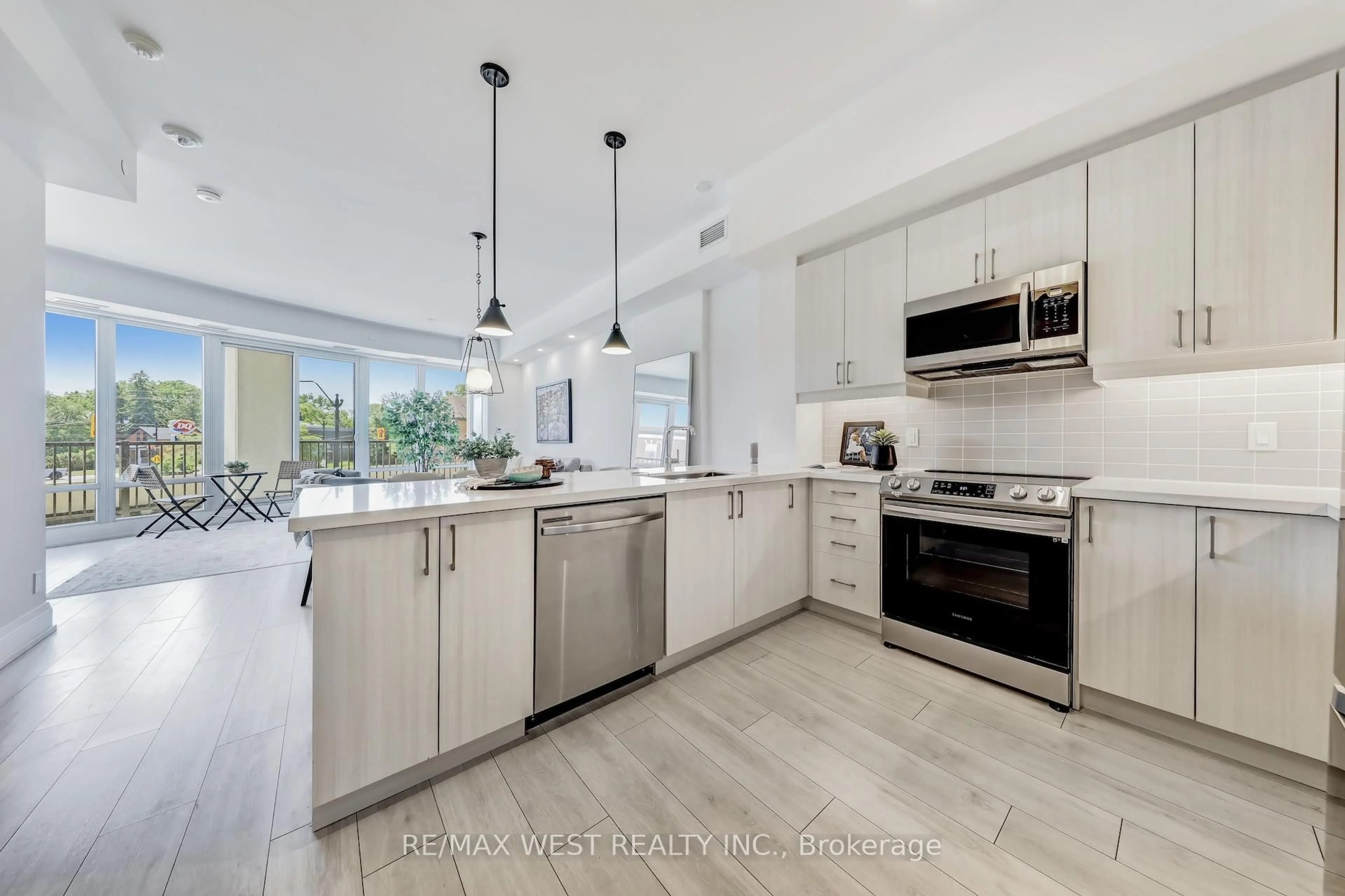 Open concept kitchen, ceramic/tile floor for 1 Hume St #211, Collingwood Ontario L9Y 0X3