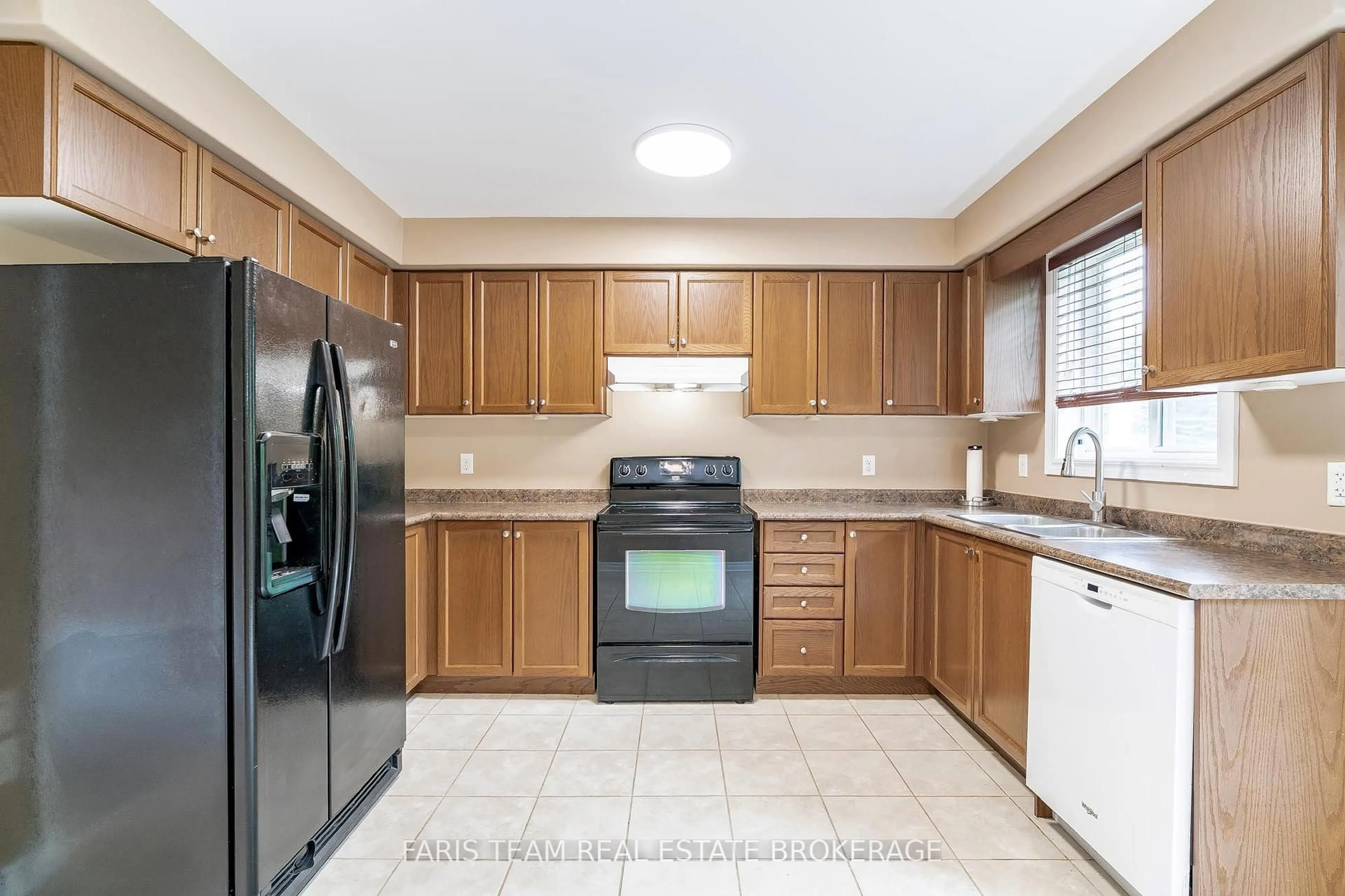 Standard kitchen, unknown for 168 Griffin St, Midland Ontario L4R 5A7