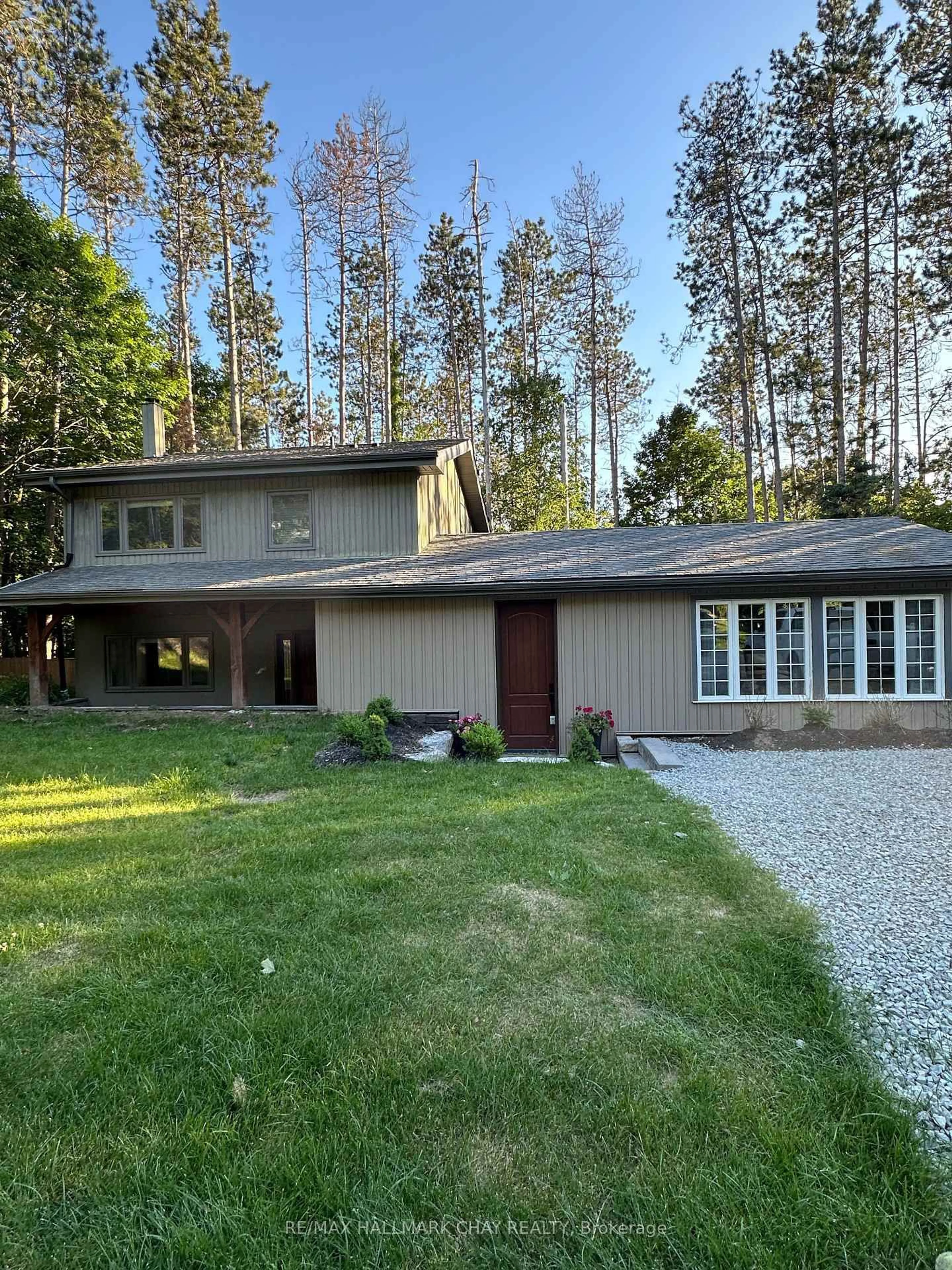 Home with vinyl exterior material, street for 1 Pine Spring, Oro-Medonte Ontario L4M 4Y8