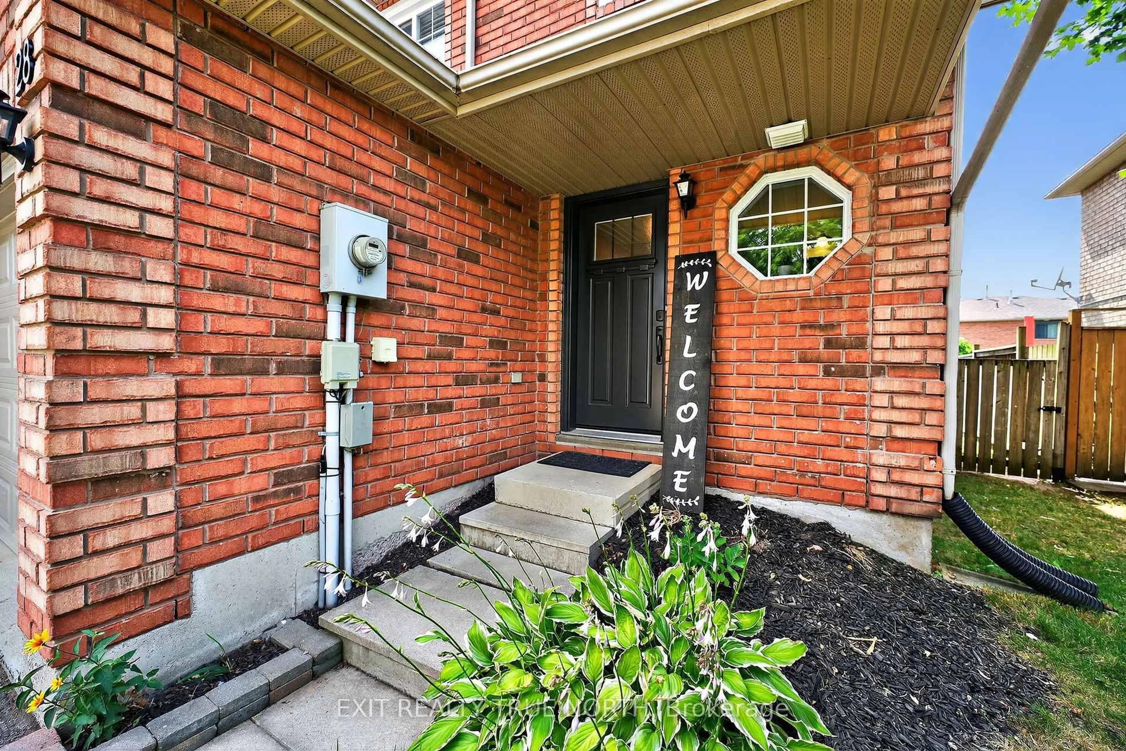 Indoor entryway for 28 Lee Cres, Barrie Ontario L4N 9Z1