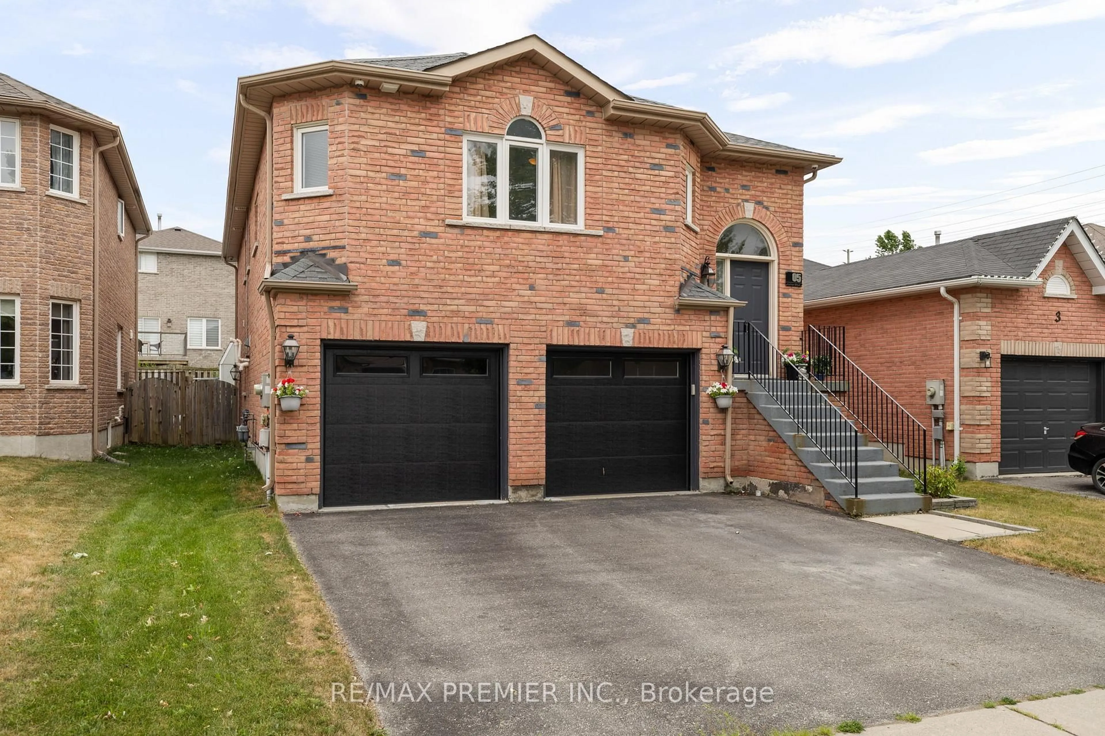 Home with brick exterior material, street for 5 Humber St, Barrie Ontario L4N 5S4