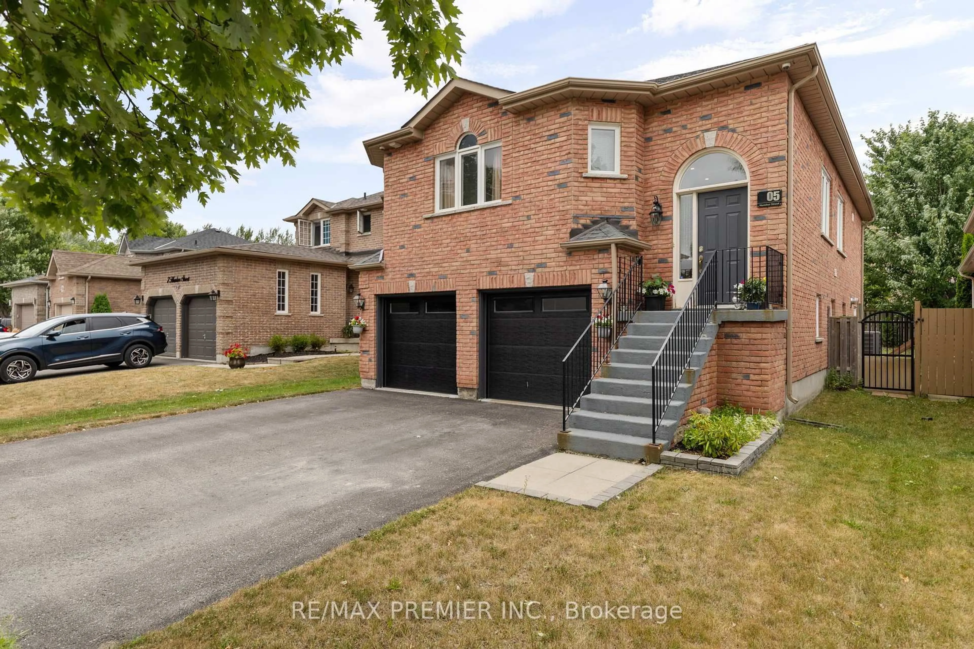 Home with brick exterior material, street for 5 Humber St, Barrie Ontario L4N 5S4