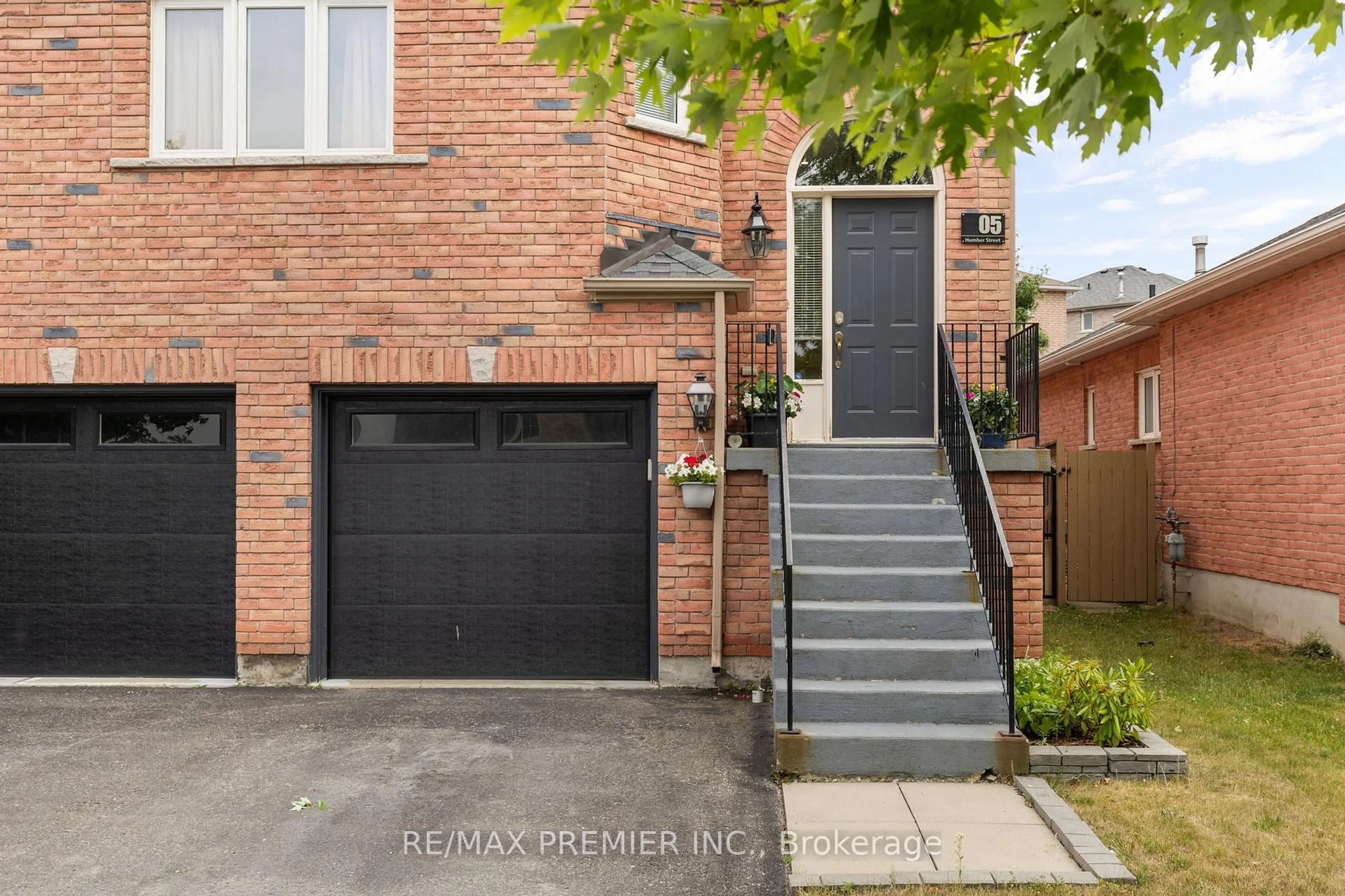Home with brick exterior material, street for 5 Humber St, Barrie Ontario L4N 5S4