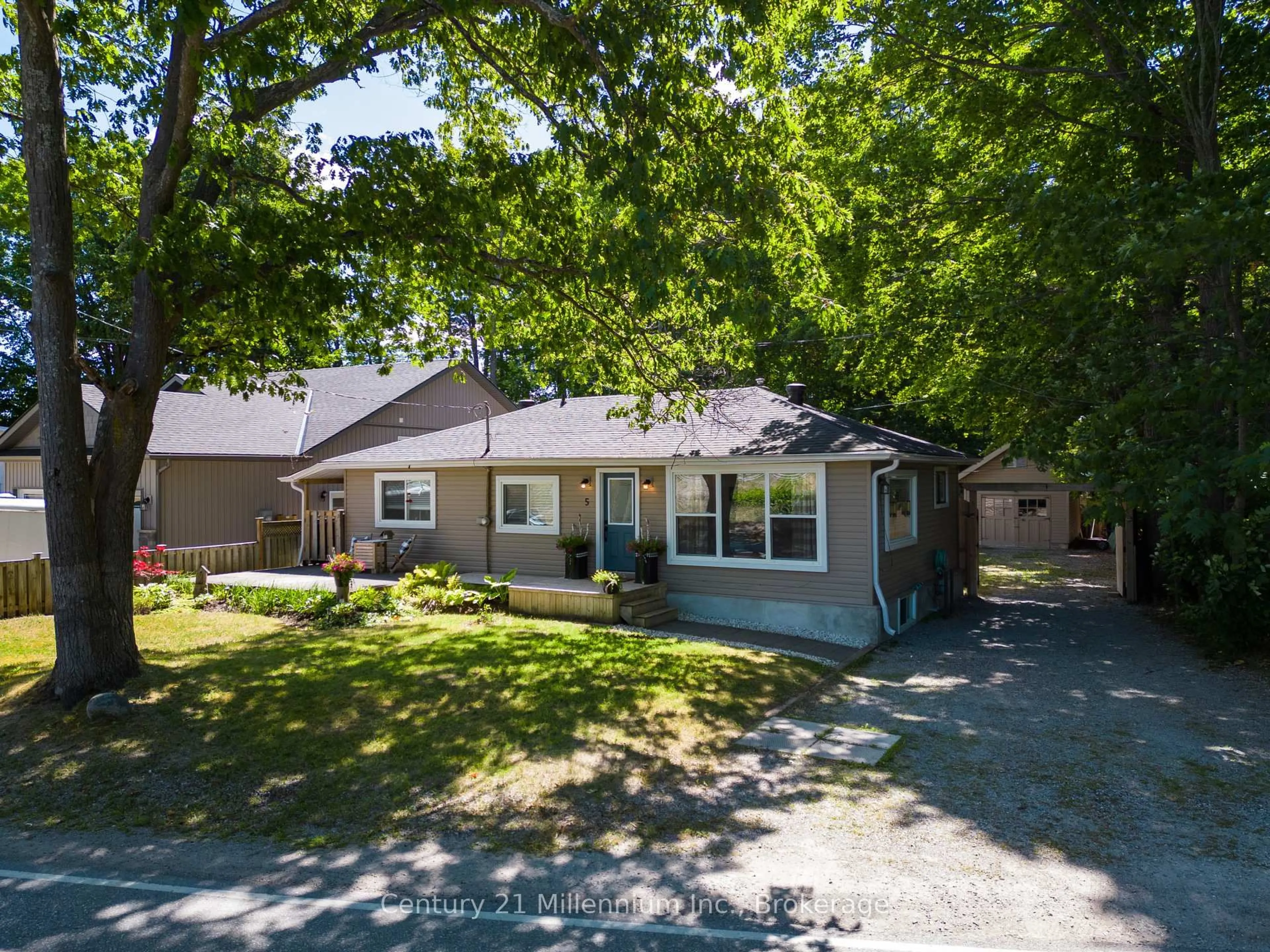 A pic from outside/outdoor area/front of a property/back of a property/a pic from drone, street for 5 Bells Park Rd, Wasaga Beach Ontario L9Z 2X2