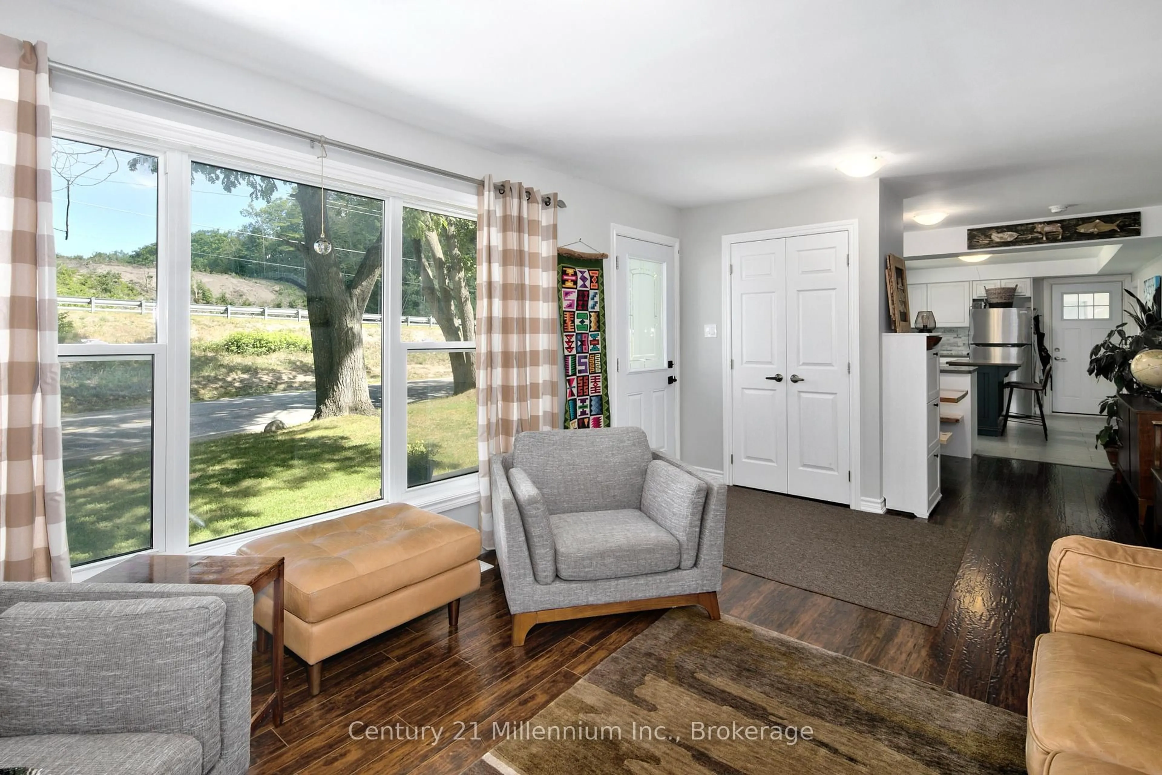 Indoor entryway for 5 Bells Park Rd, Wasaga Beach Ontario L9Z 2X2