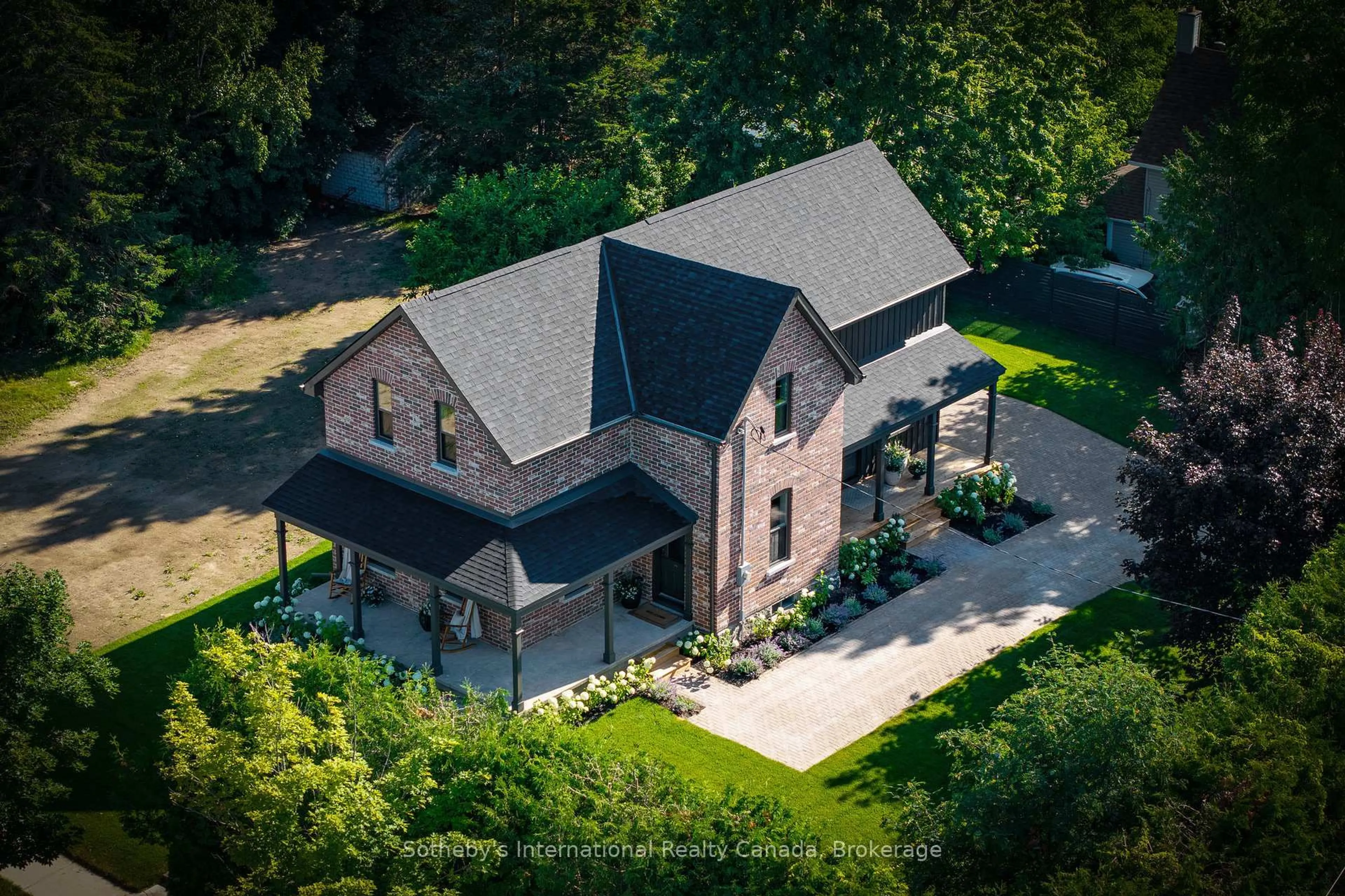 A pic from outside/outdoor area/front of a property/back of a property/a pic from drone, unknown for 221 Collingwood St, Clearview Ontario L0M 1G0