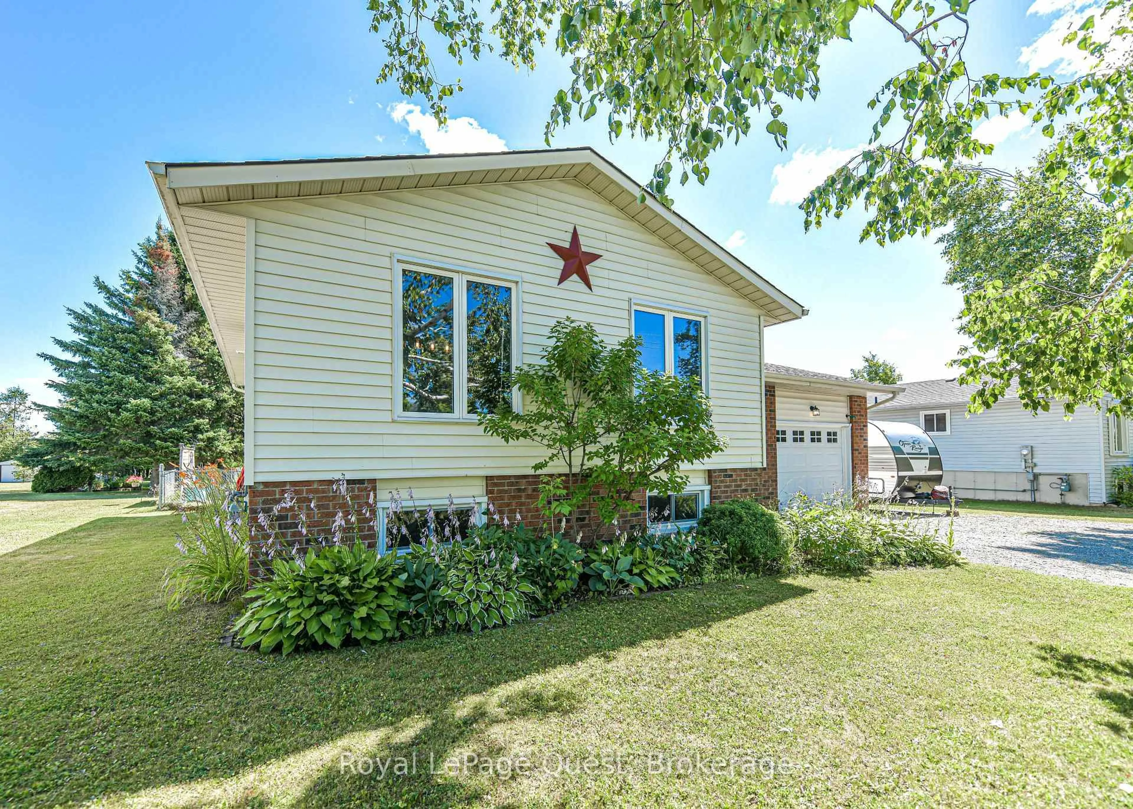 Home with vinyl exterior material, street for 3945 Line 13 Line, Oro-Medonte Ontario L0K 1E0