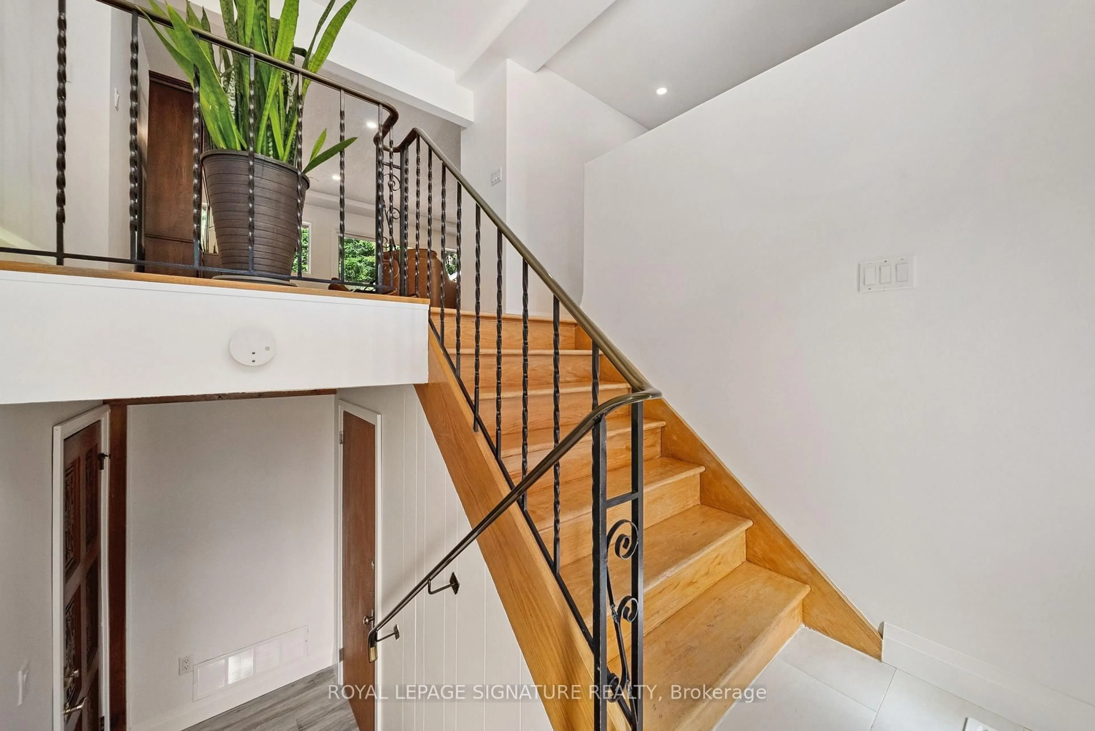 Stairs for 470 Parkview Crt, Midland Ontario L4R 5G3