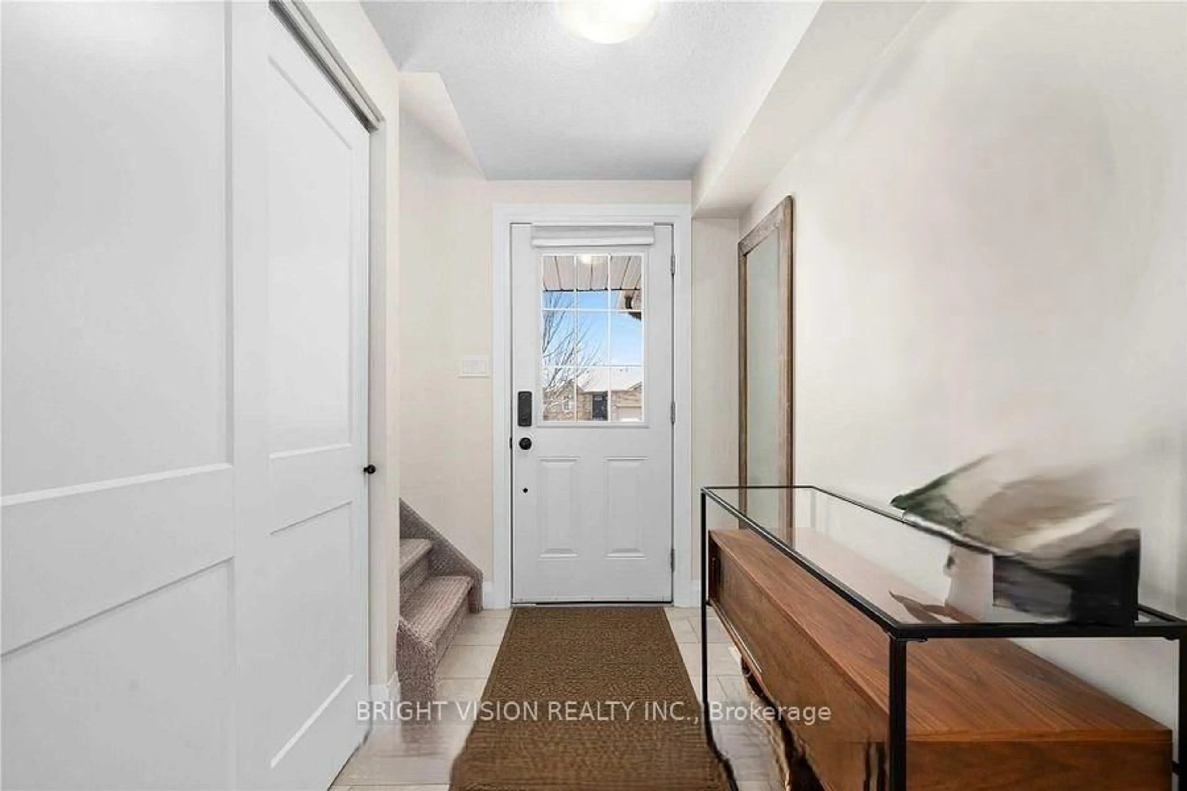 Indoor entryway for 75 Larkin Dr, Barrie Ontario L4M 7B3