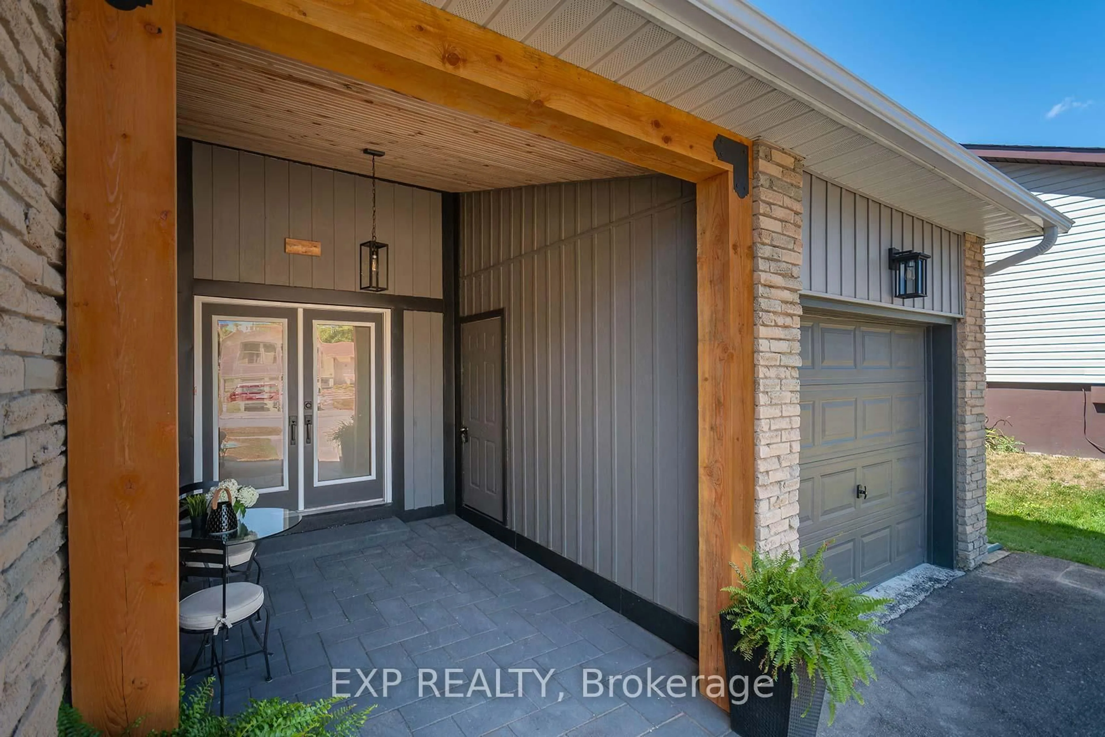 Indoor entryway for 146 Oren Blvd, Barrie Ontario L4N 4N6