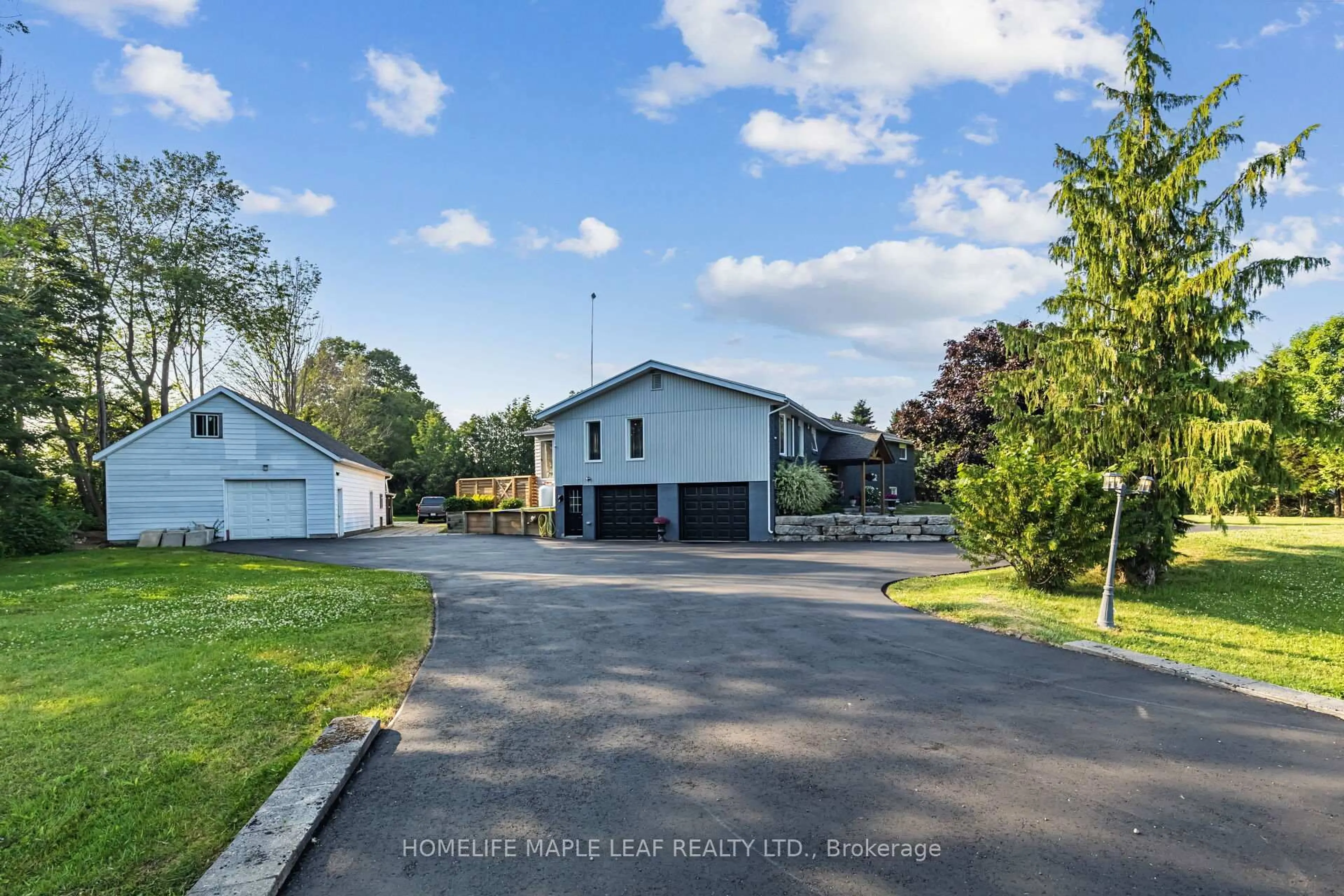 A pic from outside/outdoor area/front of a property/back of a property/a pic from drone, street for 560 15 Concession Rd, Tiny Ontario L9M 0K4