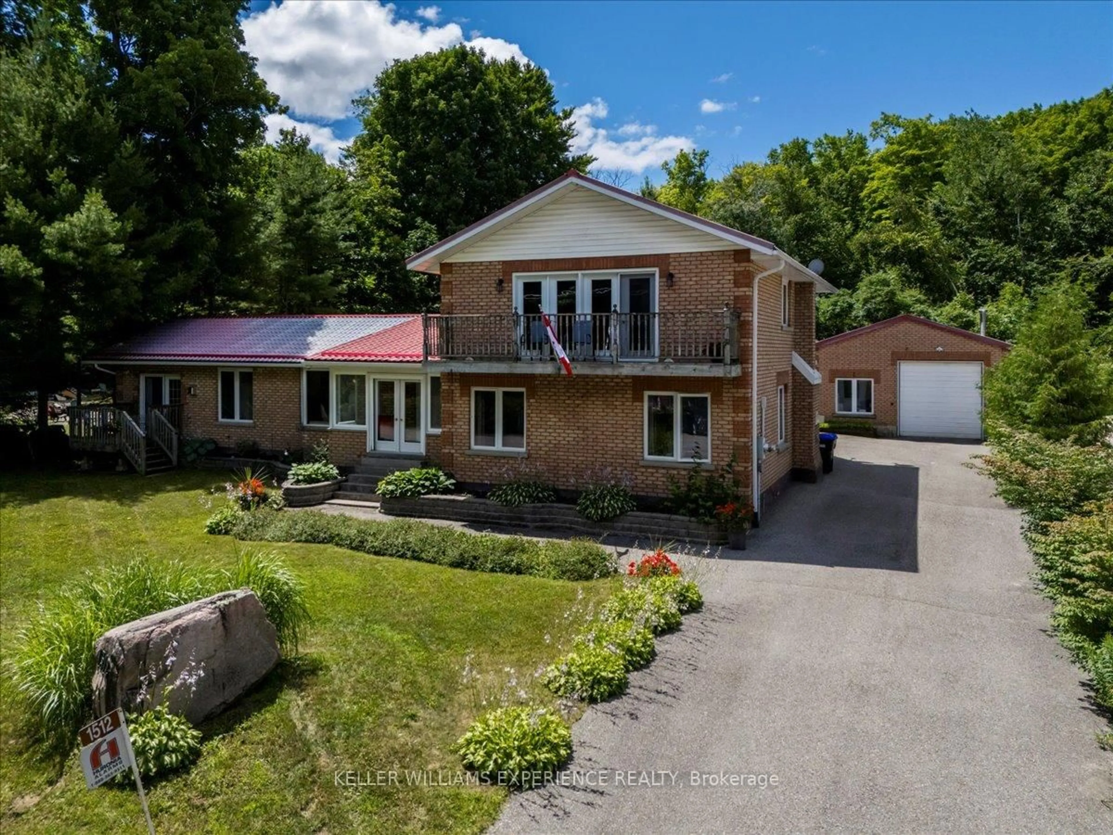 A pic from outside/outdoor area/front of a property/back of a property/a pic from drone, street for 1512 Champlain Rd, Tiny Ontario L9M 0C1