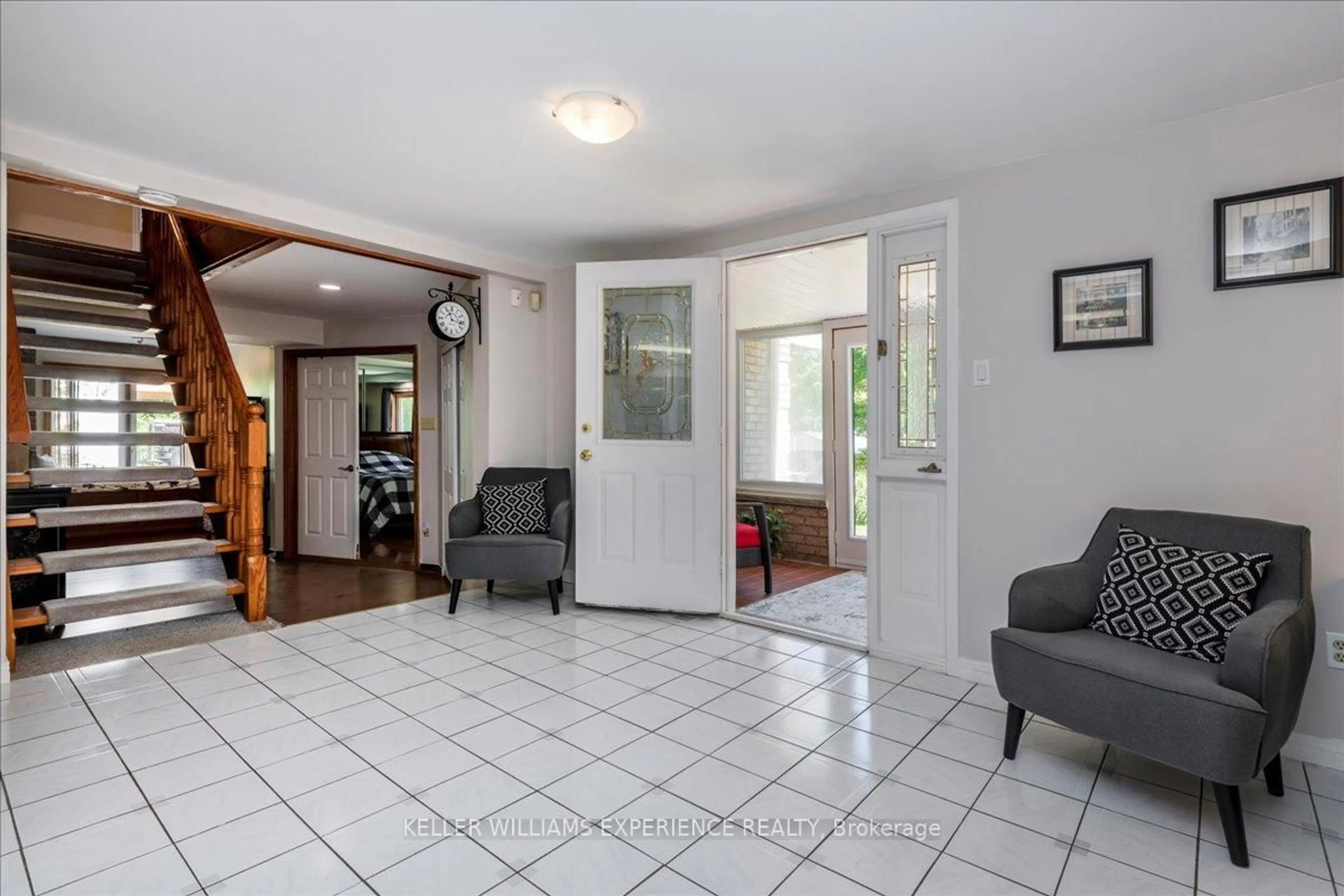 Indoor foyer for 1512 Champlain Rd, Tiny Ontario L9M 0C1