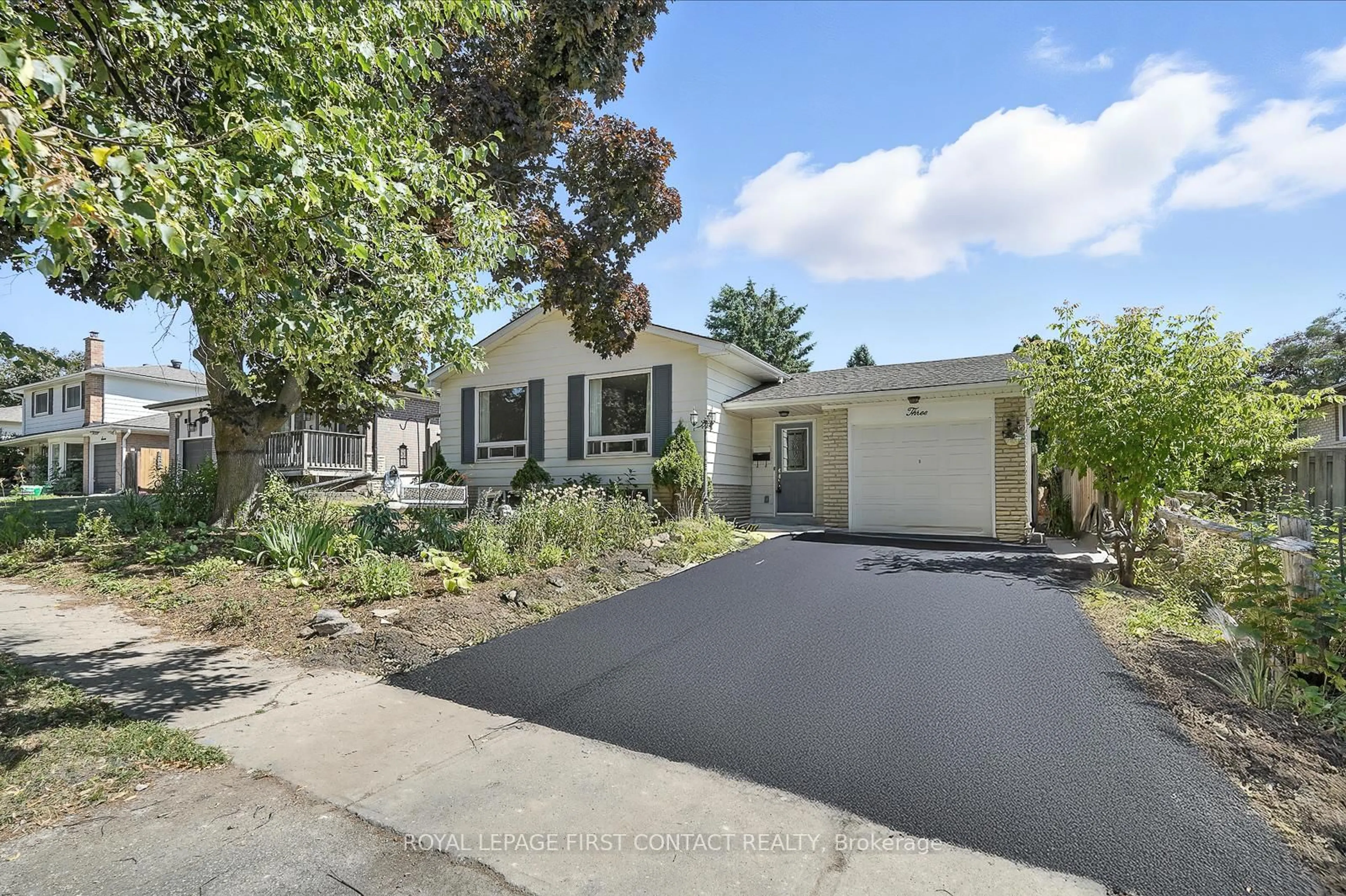 Home with vinyl exterior material, street for 3 Cynthia Crt, Barrie Ontario L4M 2X3