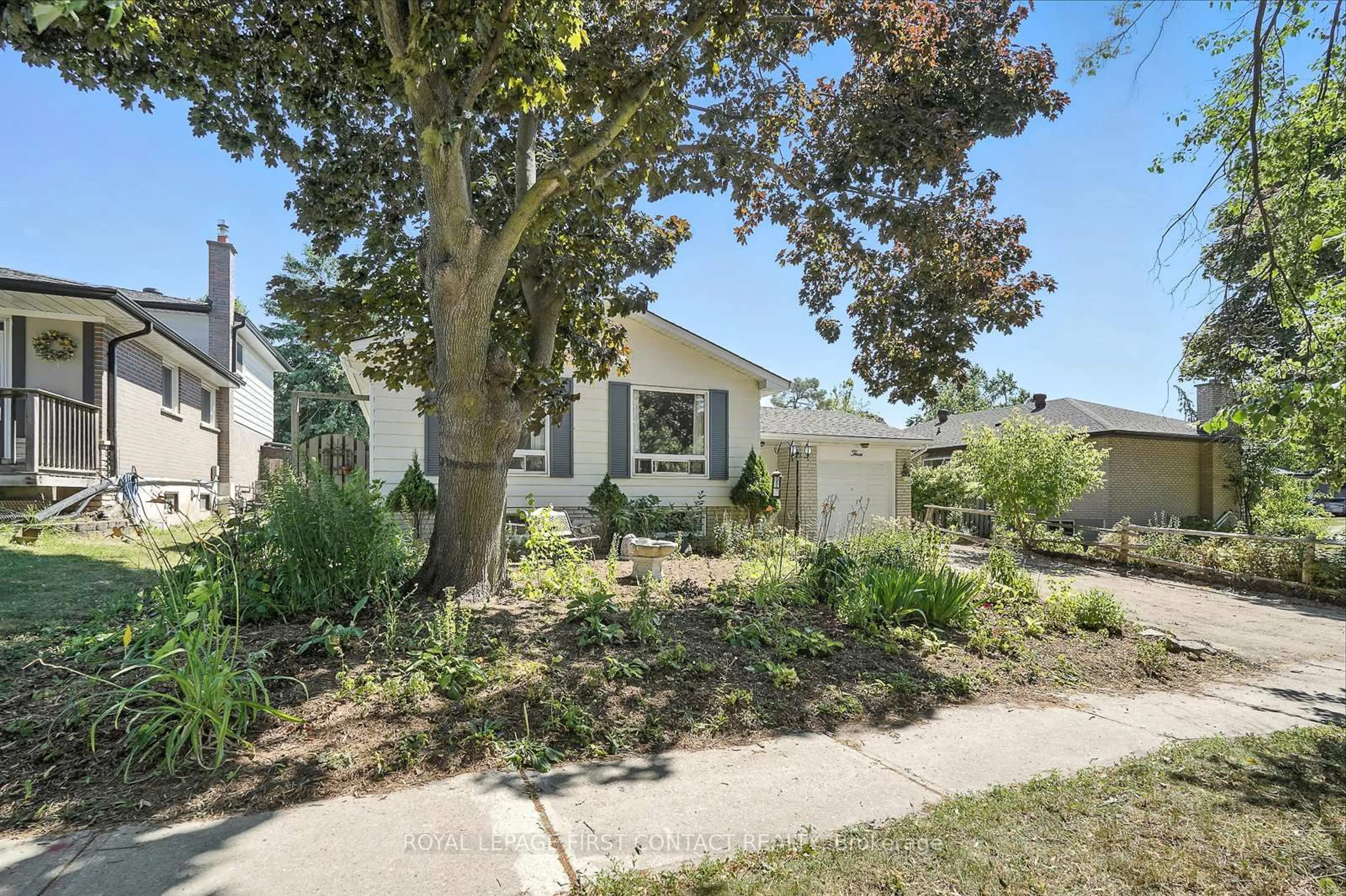 A pic from outside/outdoor area/front of a property/back of a property/a pic from drone, street for 3 Cynthia Crt, Barrie Ontario L4M 2X3