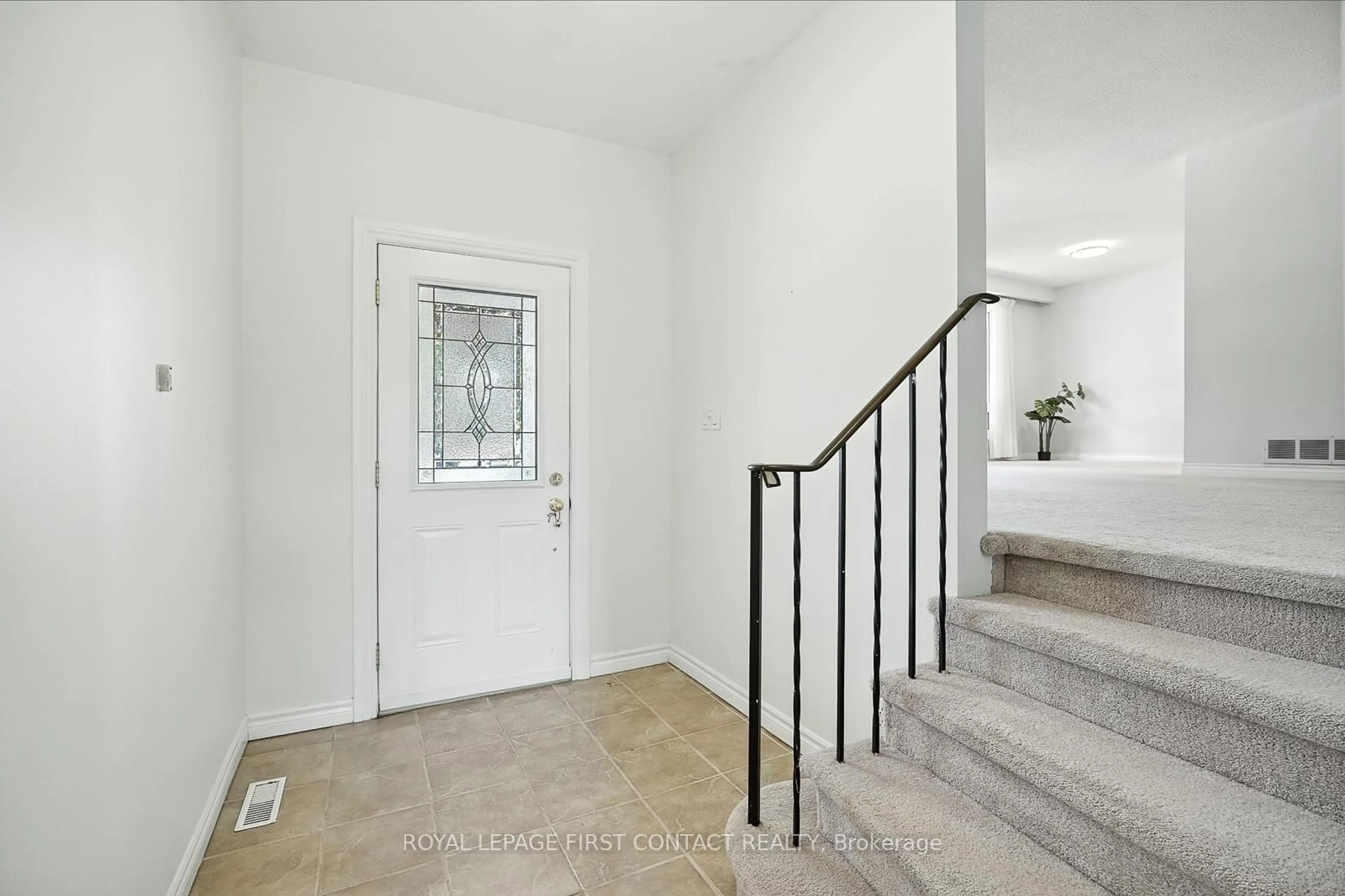 Indoor entryway for 3 Cynthia Crt, Barrie Ontario L4M 2X3