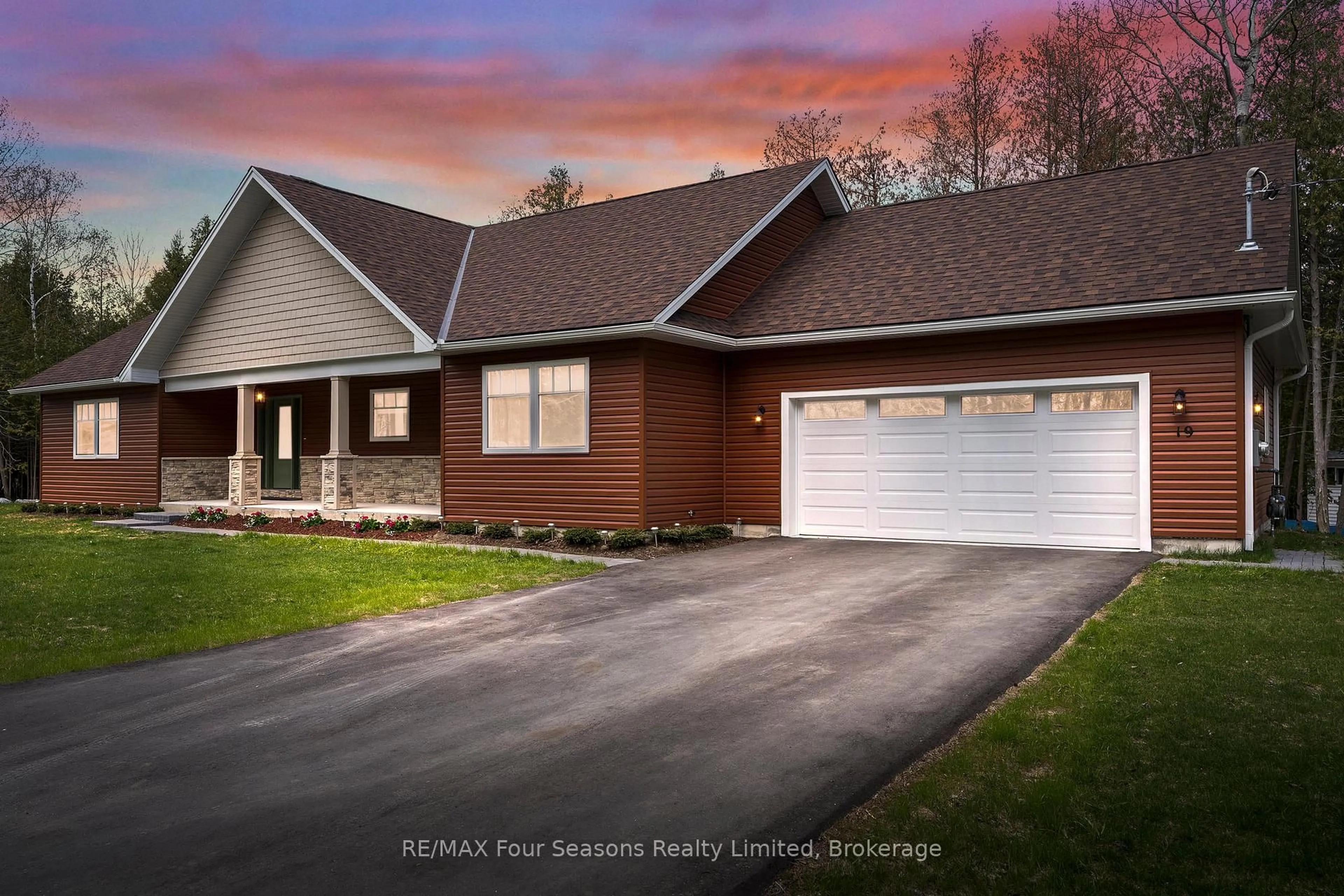 Home with vinyl exterior material, street for 19 Currie Ave, Collingwood Ontario L9Y 0X2