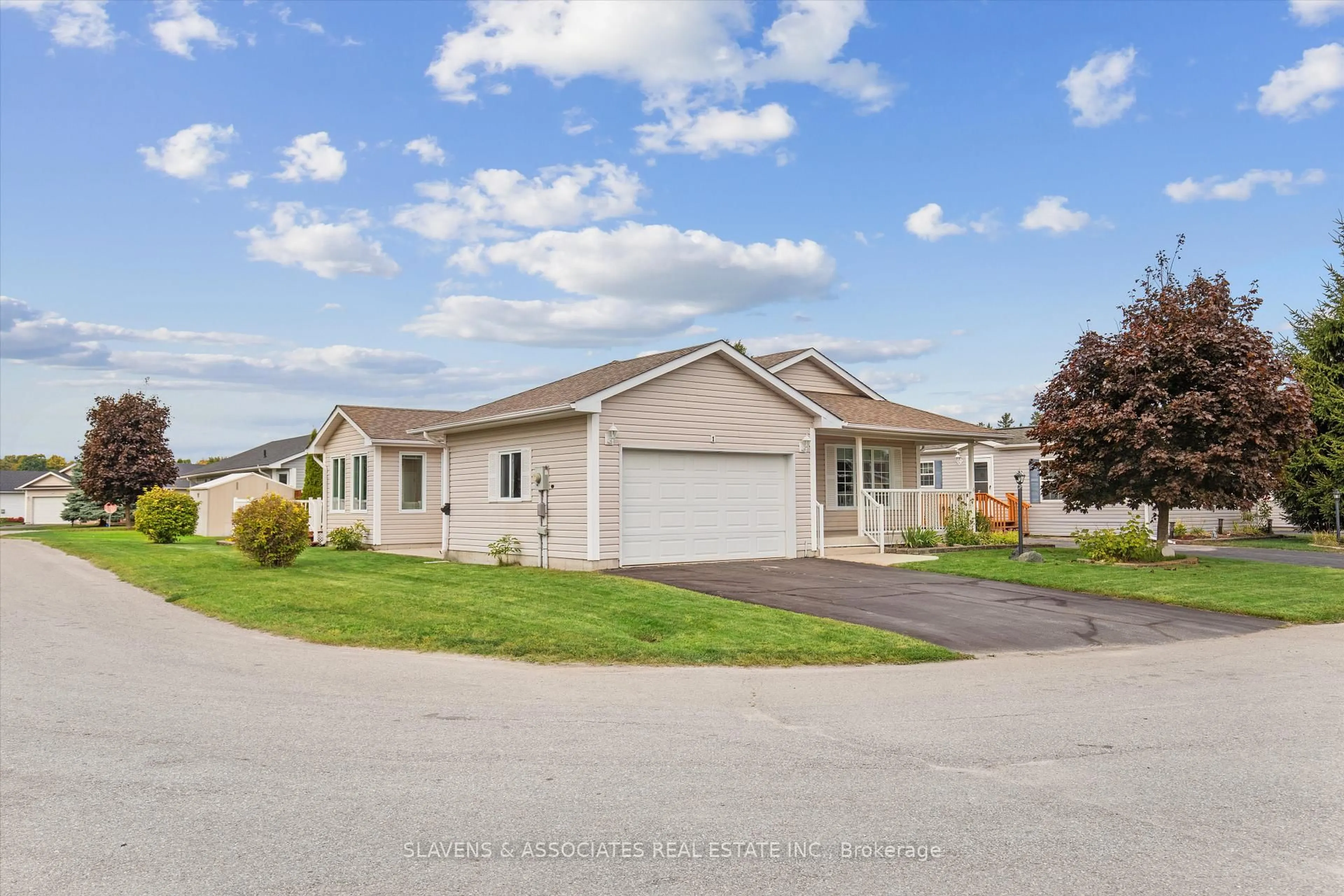 Home with vinyl exterior material, street for 1 Illinois Cres, Wasaga Beach Ontario L9Z 3A8