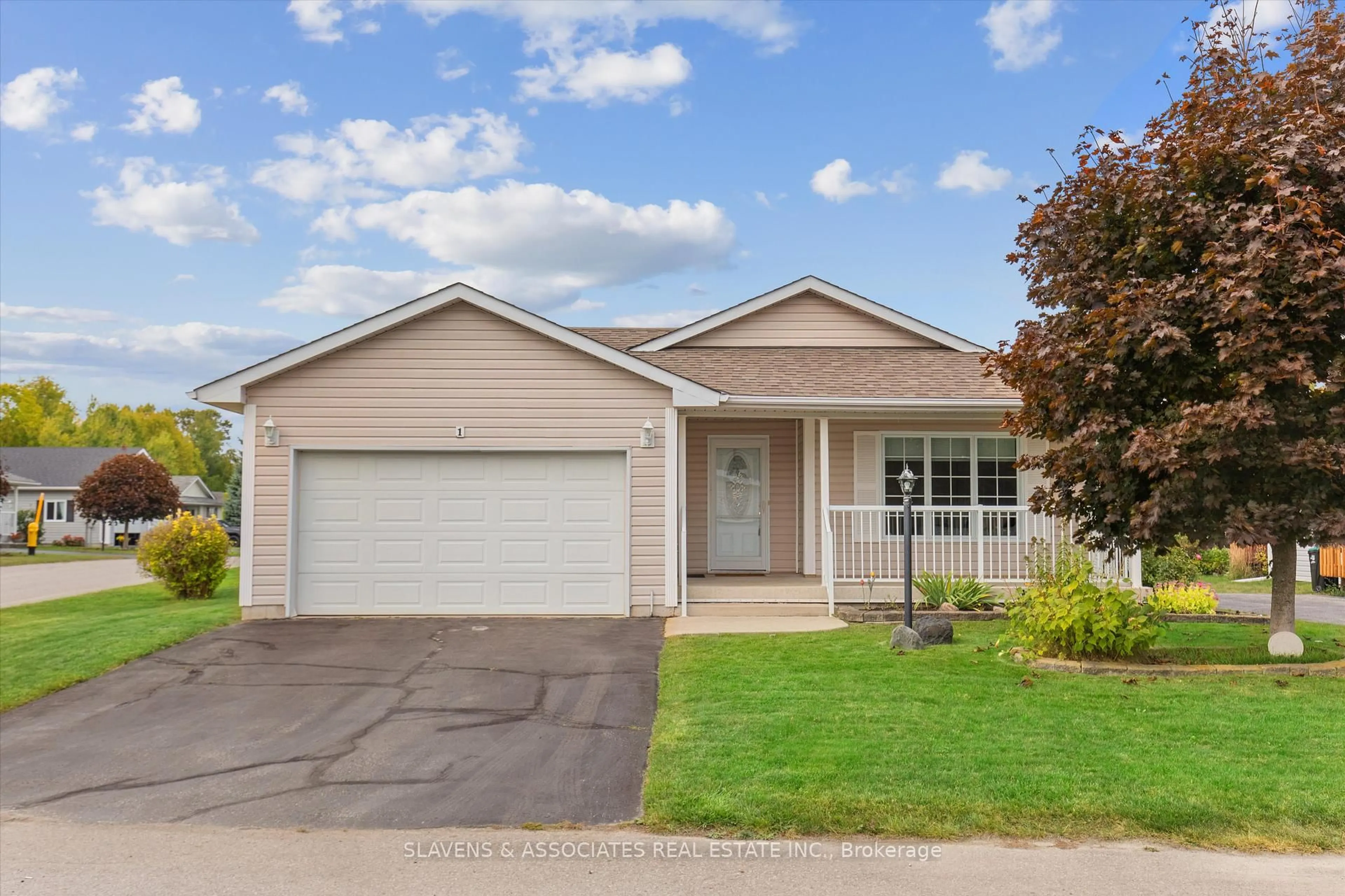 Home with vinyl exterior material, street for 1 Illinois Cres, Wasaga Beach Ontario L9Z 3A8