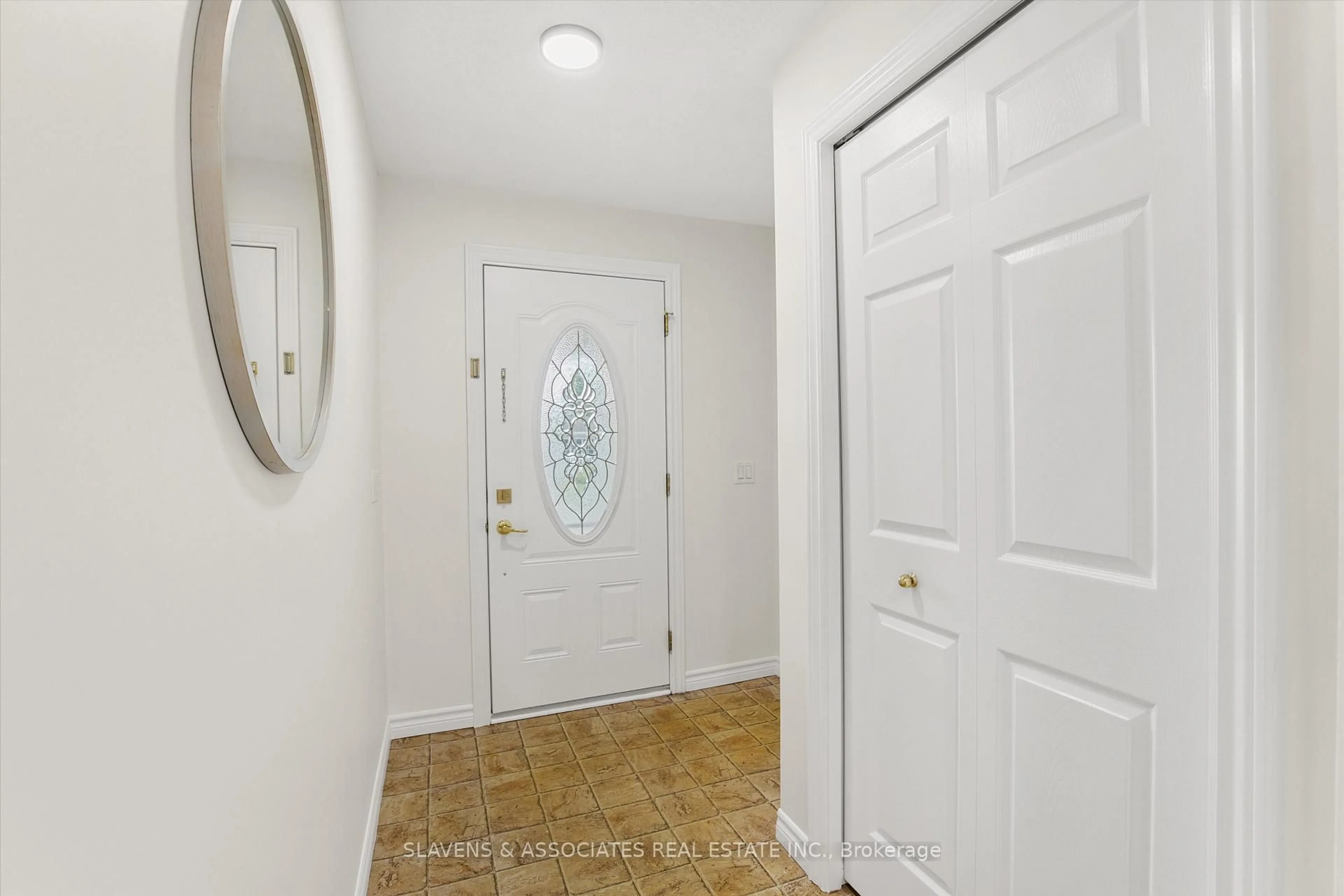 Indoor entryway for 1 Illinois Cres, Wasaga Beach Ontario L9Z 3A8