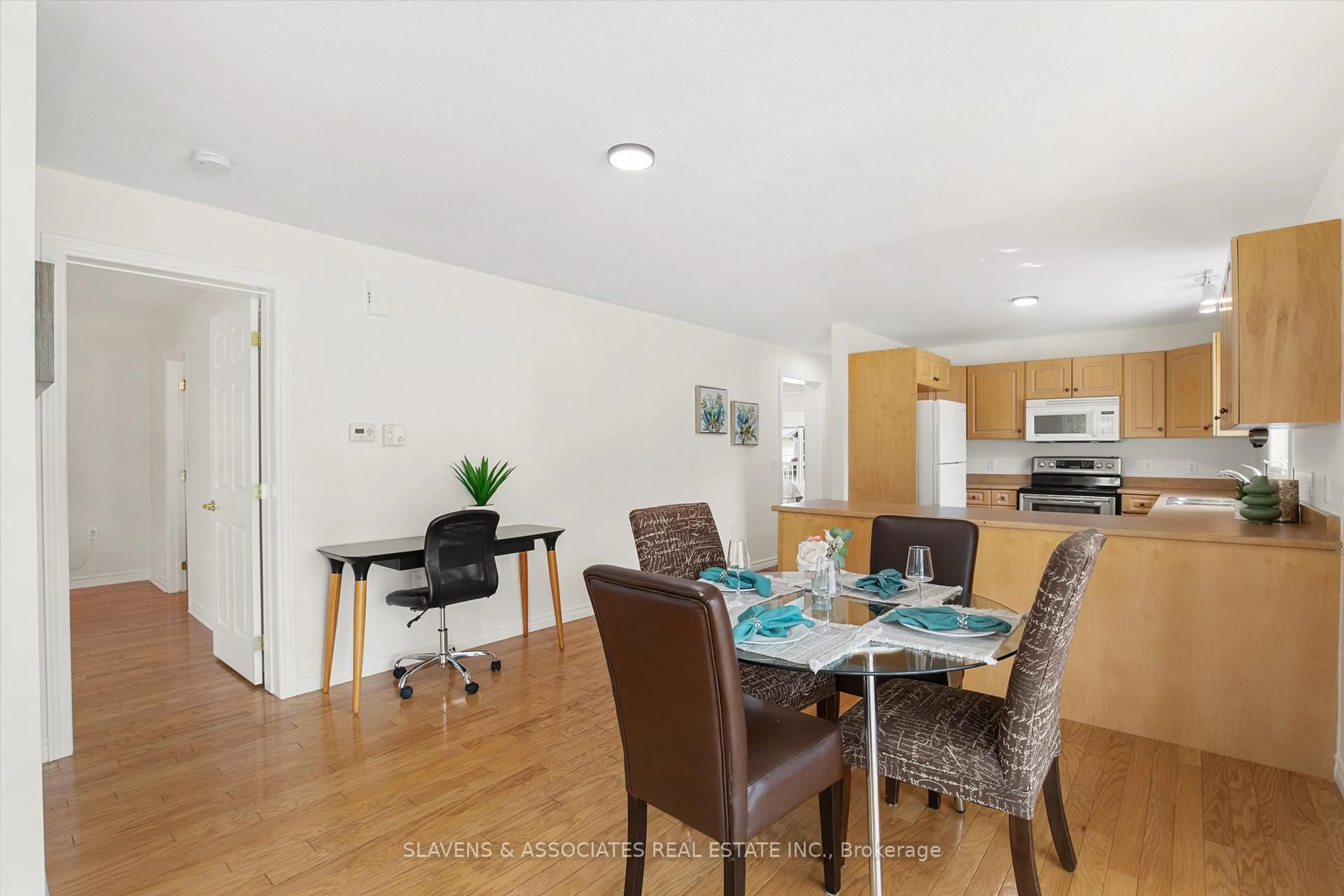 Dining room, wood/laminate floor for 1 Illinois Cres, Wasaga Beach Ontario L9Z 3A8
