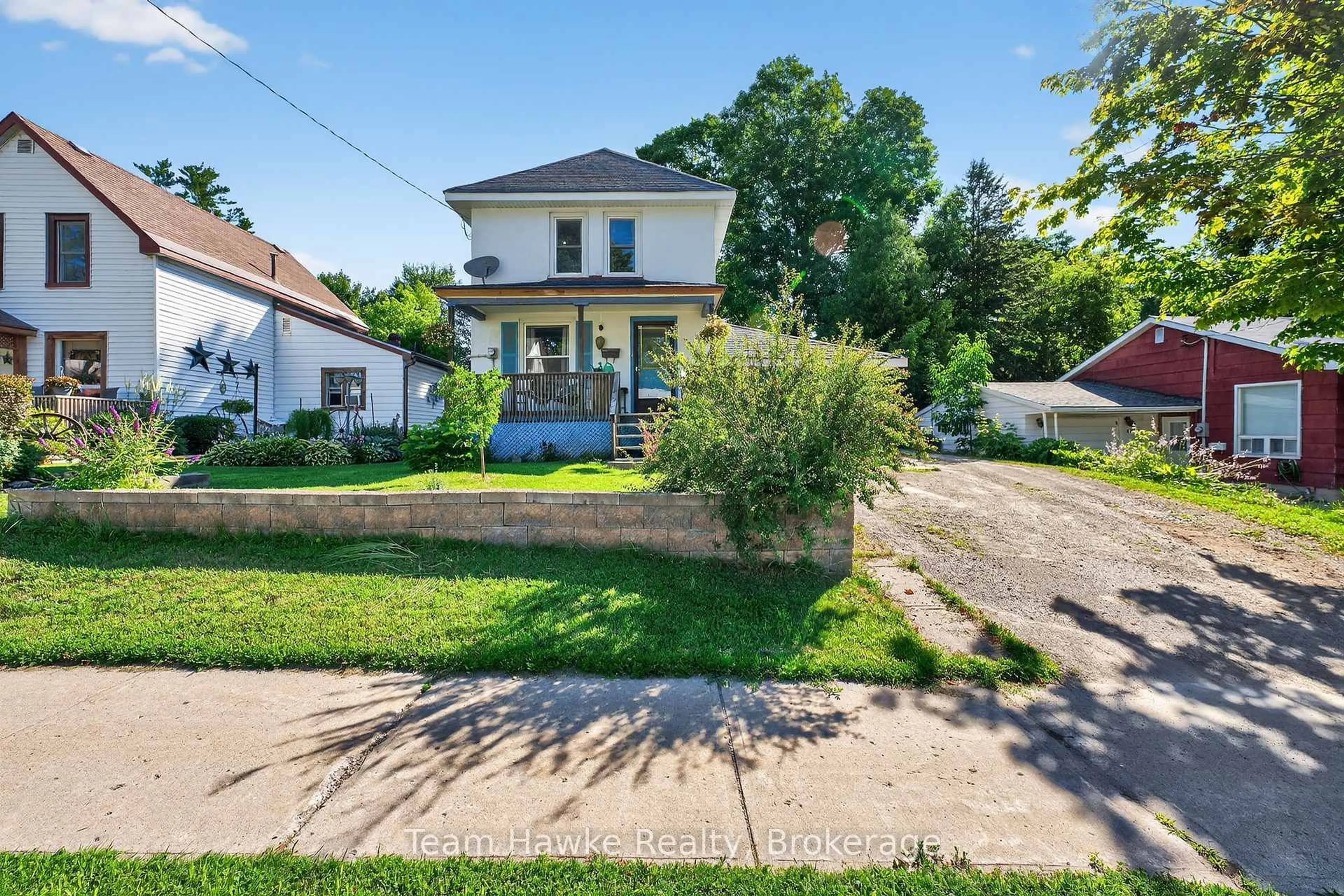 A pic from outside/outdoor area/front of a property/back of a property/a pic from drone, street for 479 Queen St, Midland Ontario L4R 3J3