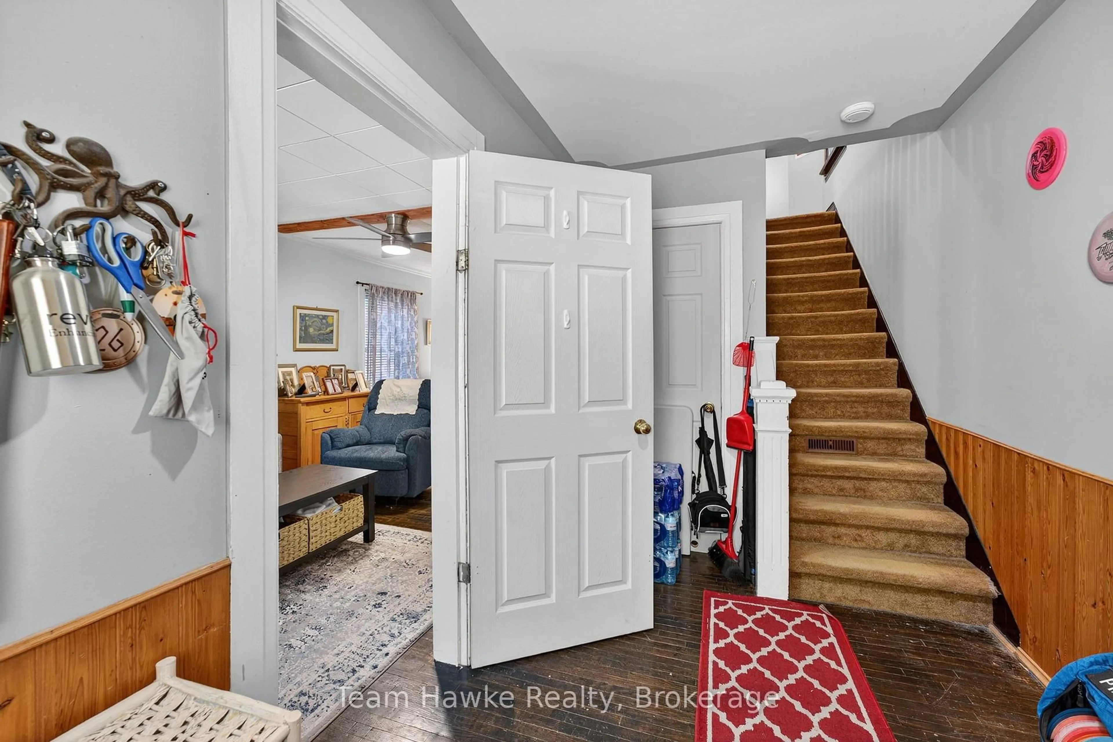 Indoor entryway for 479 Queen St, Midland Ontario L4R 3J3