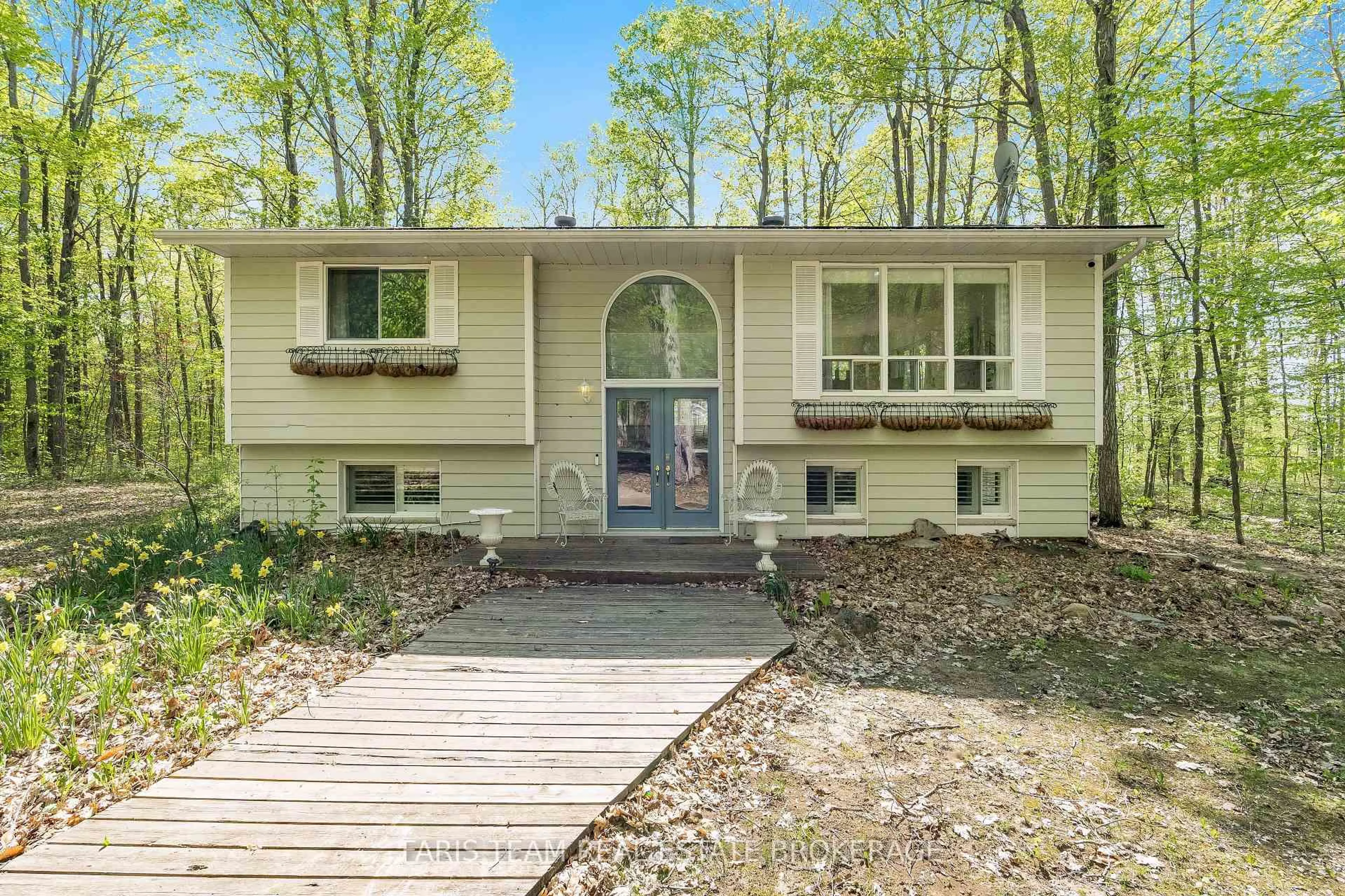 Home with vinyl exterior material, unknown for 104 Silver Birch Dr, Tiny Ontario L9M 0M6