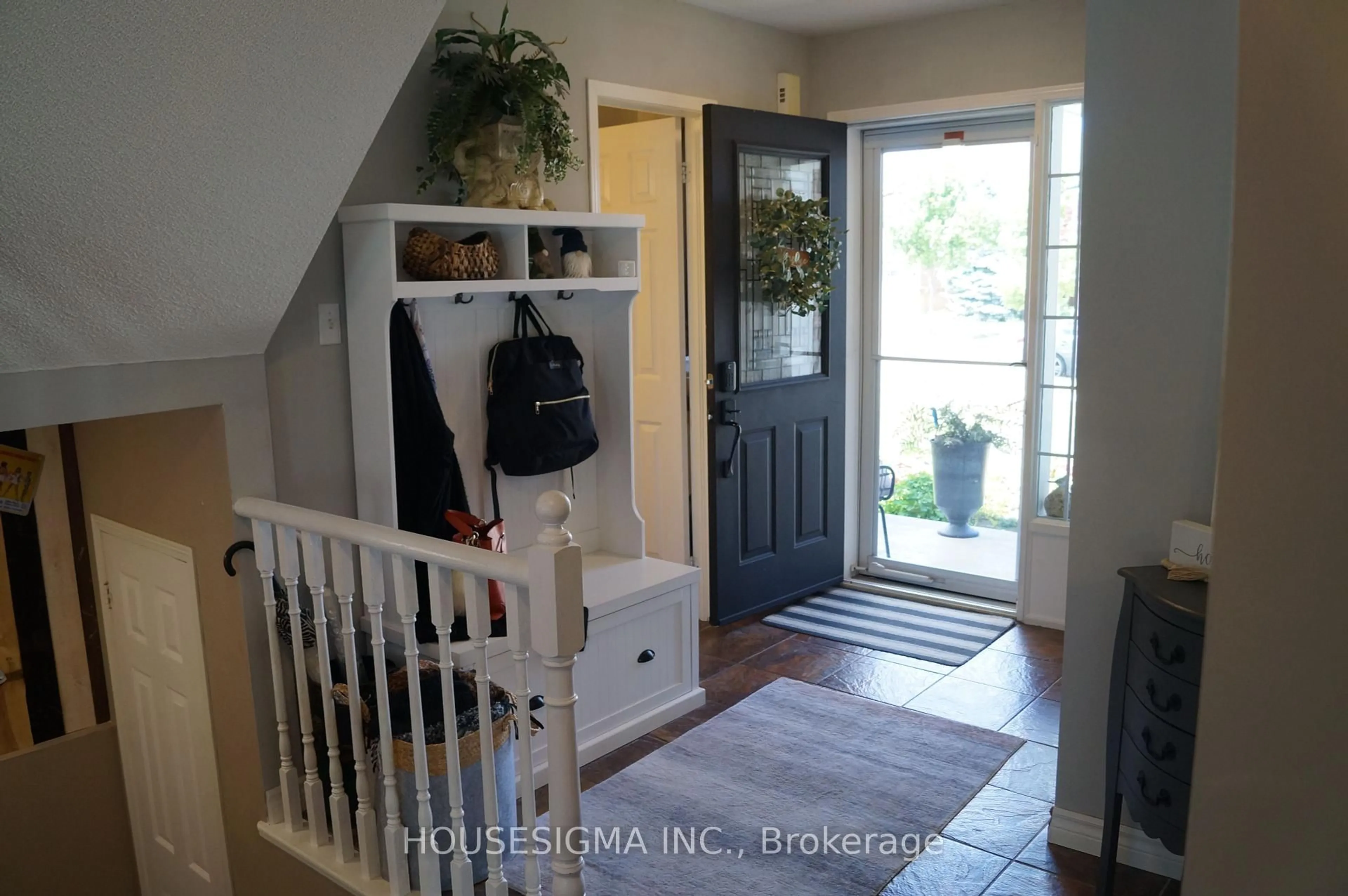 Indoor entryway for 54 Weymouth Rd, Barrie Ontario L4M 6R8