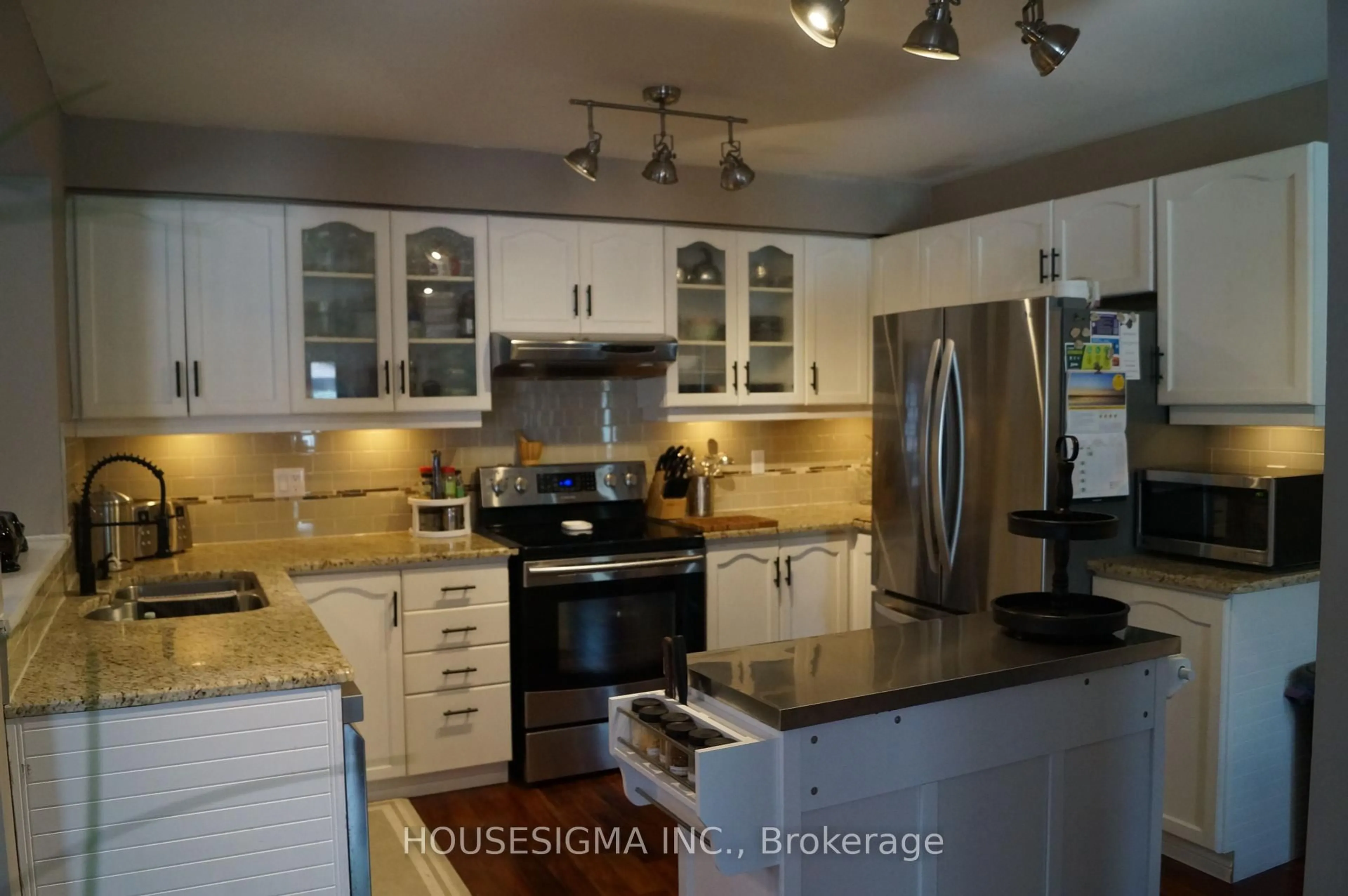 Open concept kitchen, ceramic/tile floor for 54 Weymouth Rd, Barrie Ontario L4M 6R8
