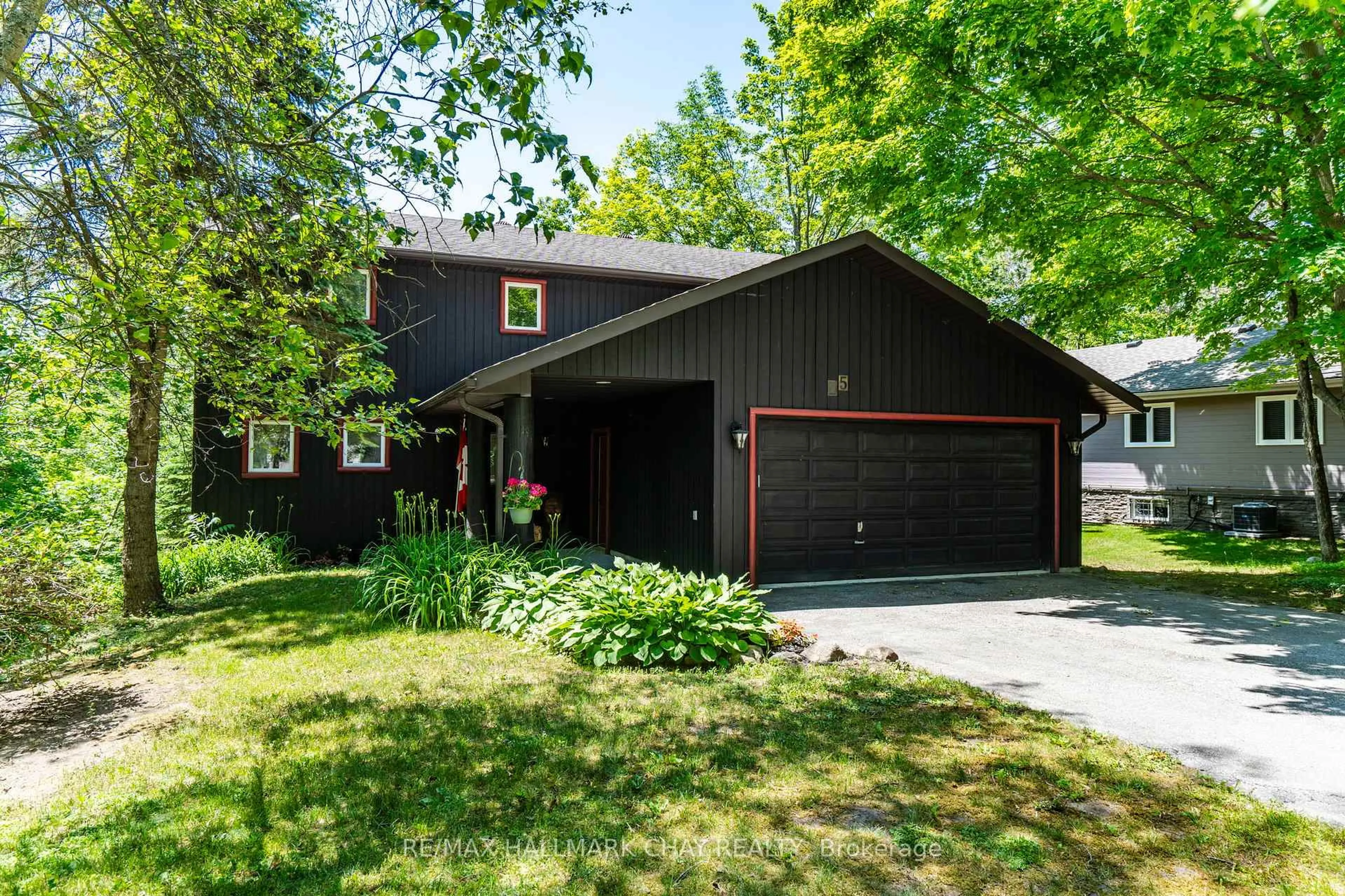 Home with vinyl exterior material, street for 25 Cathedral Pines Rd, Oro-Medonte Ontario L4M 4Y8