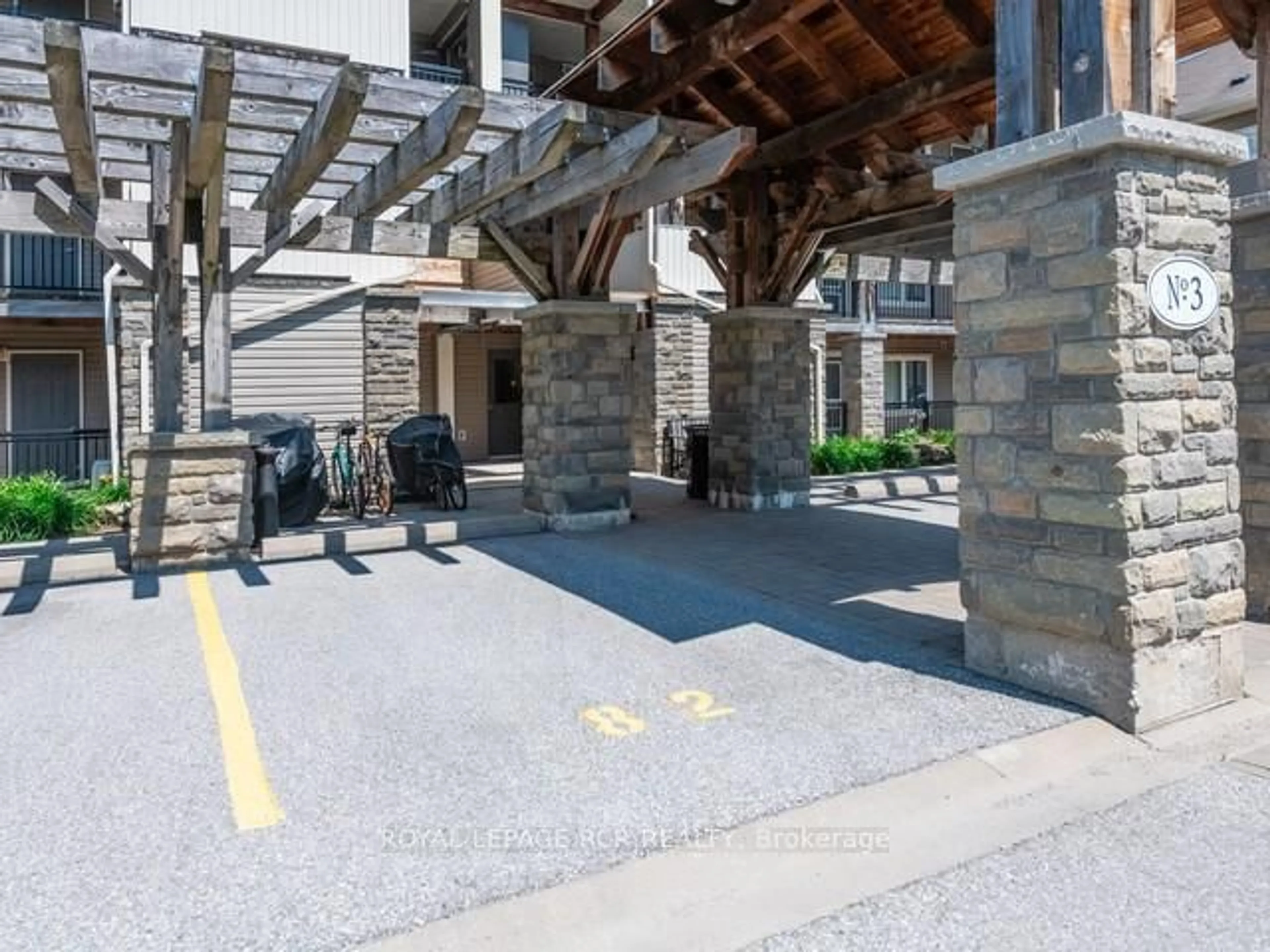 Indoor foyer for 3 Brandy Lane Dr #302, Collingwood Ontario L9Y 0X4