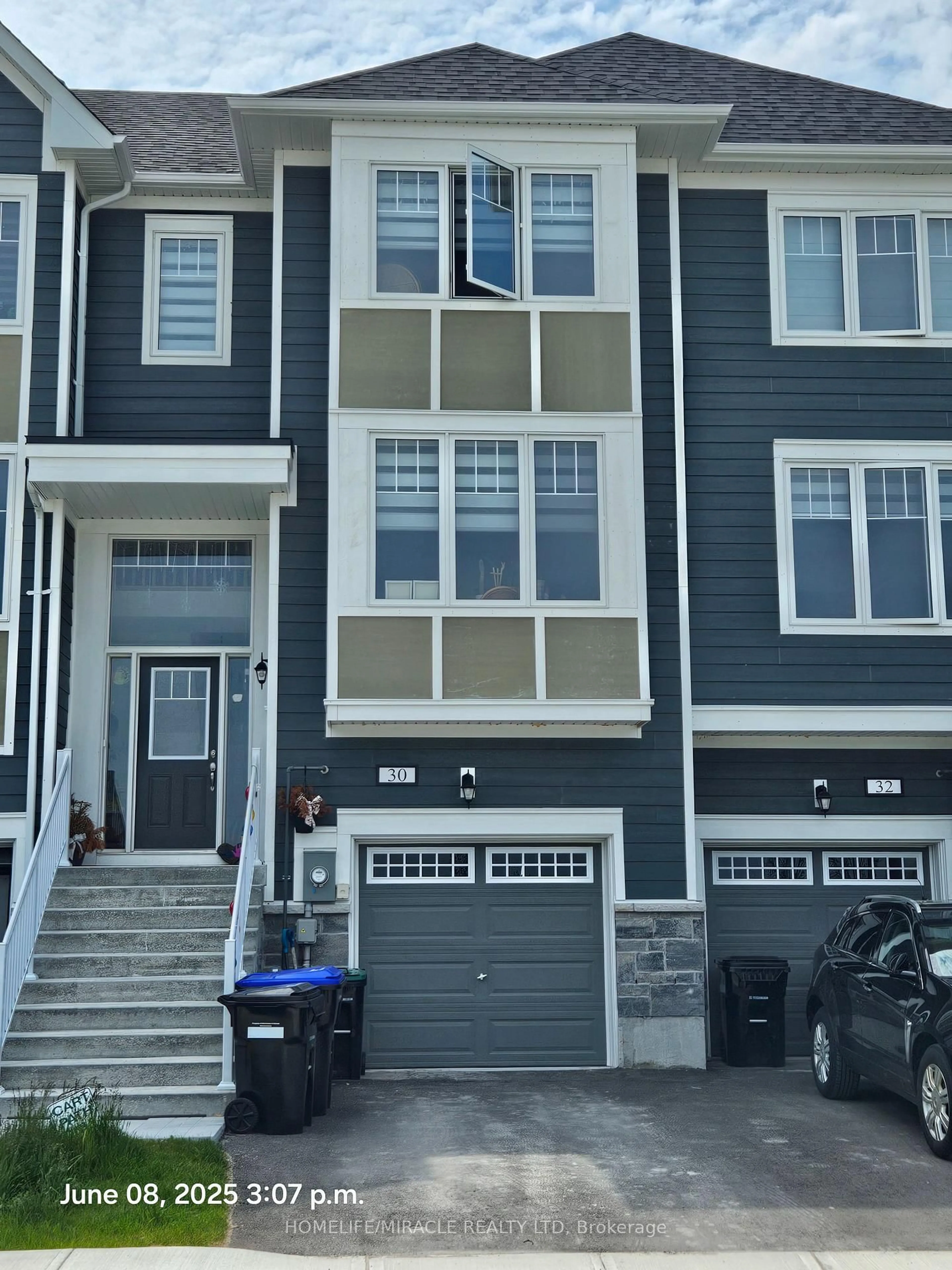 Home with vinyl exterior material, street for 30 Lana Circ, Wasaga Beach Ontario L9Z 0L2
