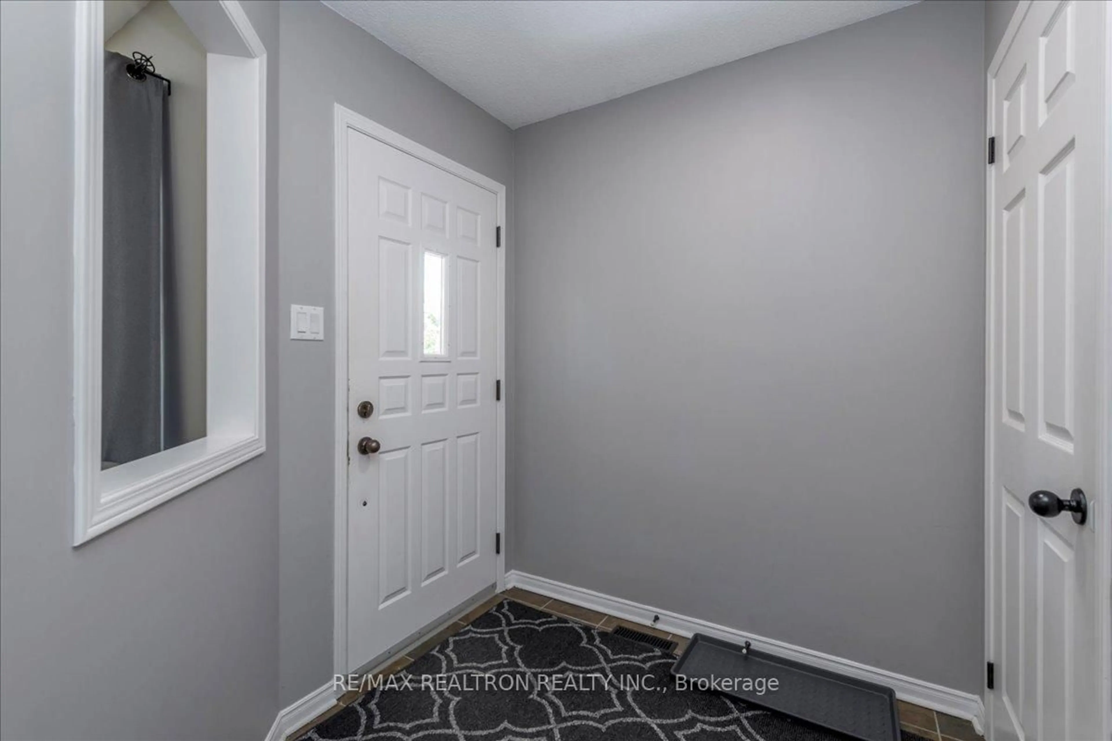 Indoor entryway for 10 Laidlaw Dr, Barrie Ontario L4N 7S1