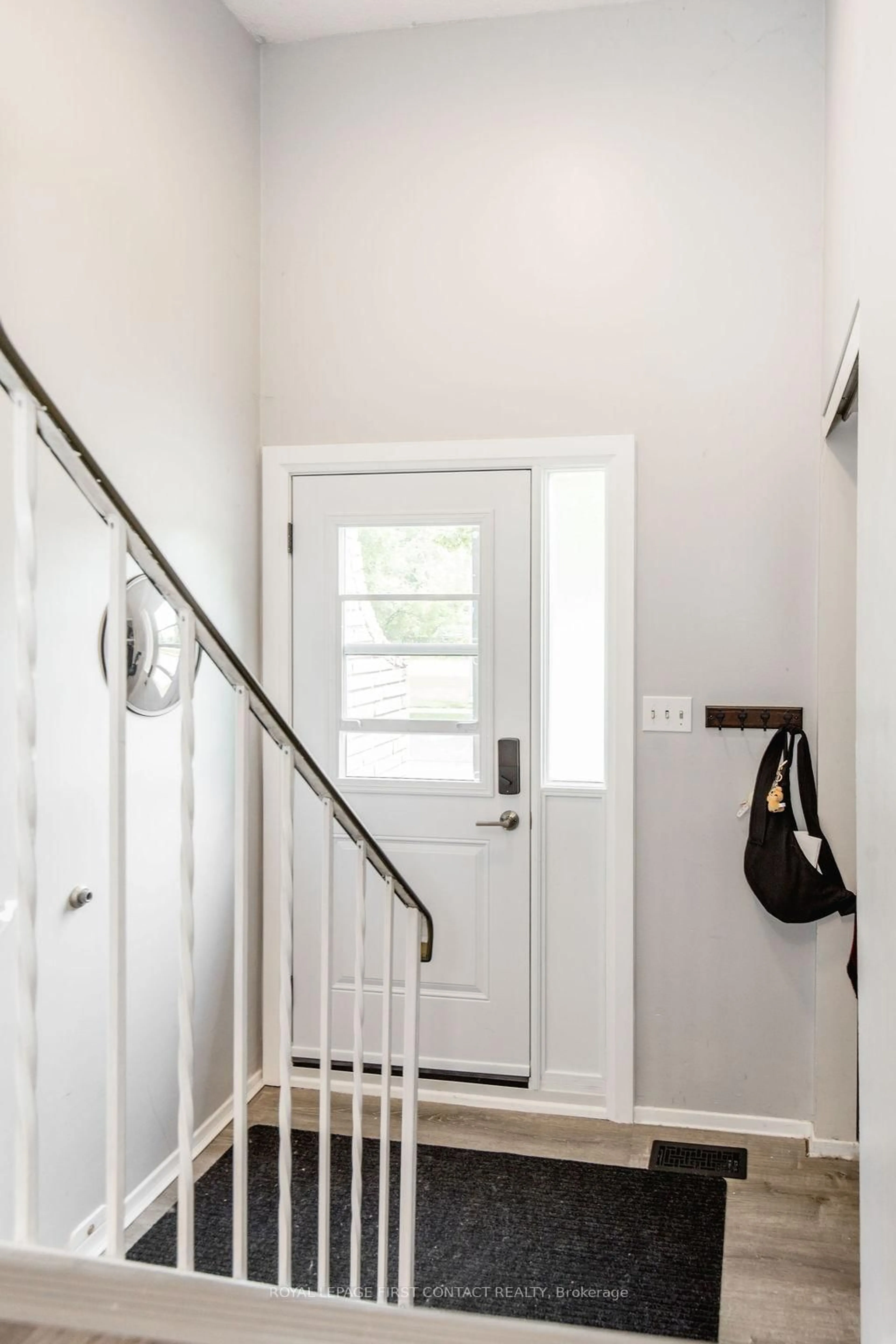 Indoor entryway for 1095 Mississaga St #10, Orillia Ontario L3V 6W7