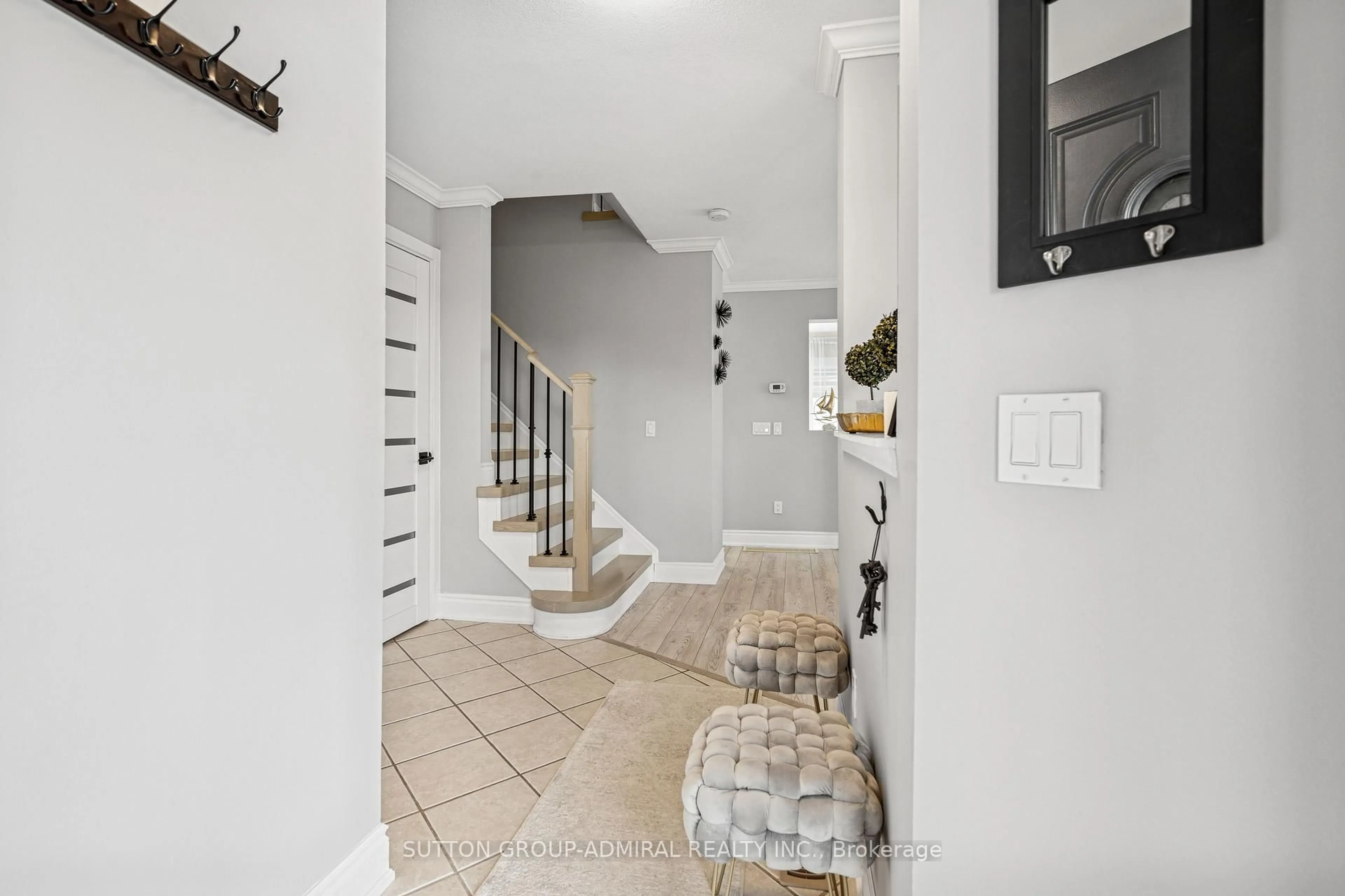 Indoor entryway for 39 CHURCHLAND Dr, Barrie Ontario L4N 8P9