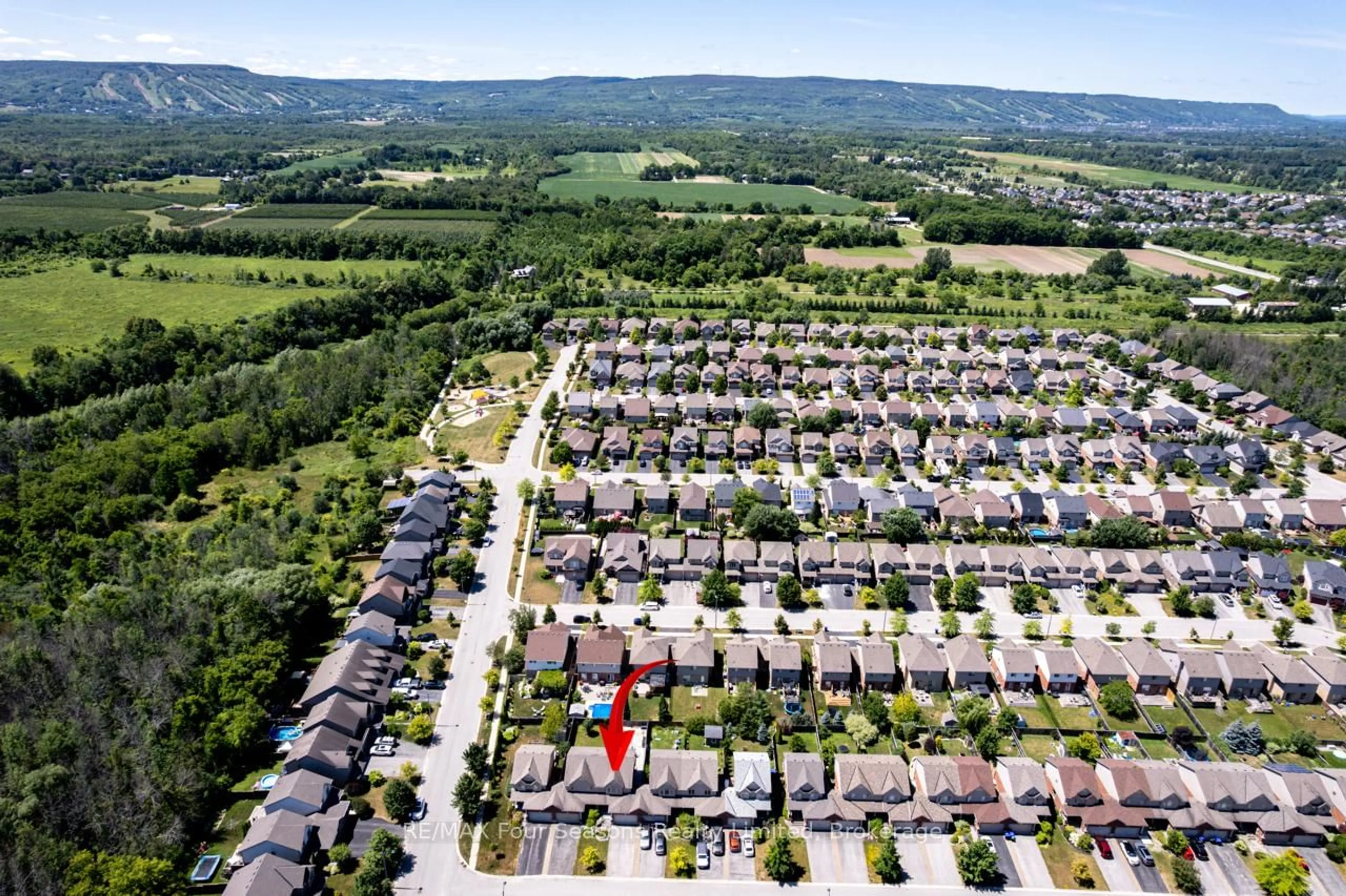 A pic from outside/outdoor area/front of a property/back of a property/a pic from drone, street for 60 Barr St, Collingwood Ontario L9Y 0E6