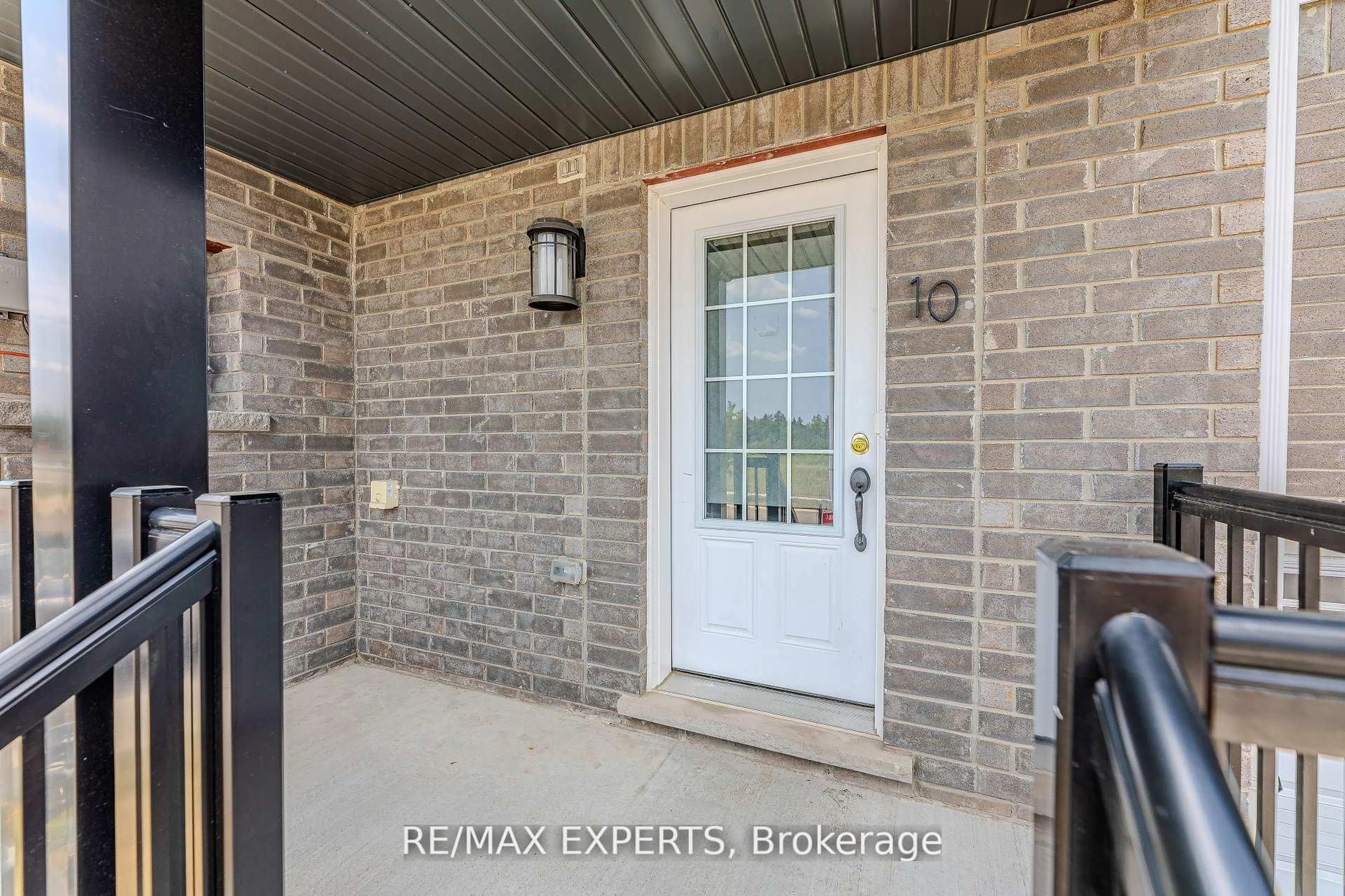 Indoor entryway for 10 Brown Bear St, Barrie Ontario L9J 0H8