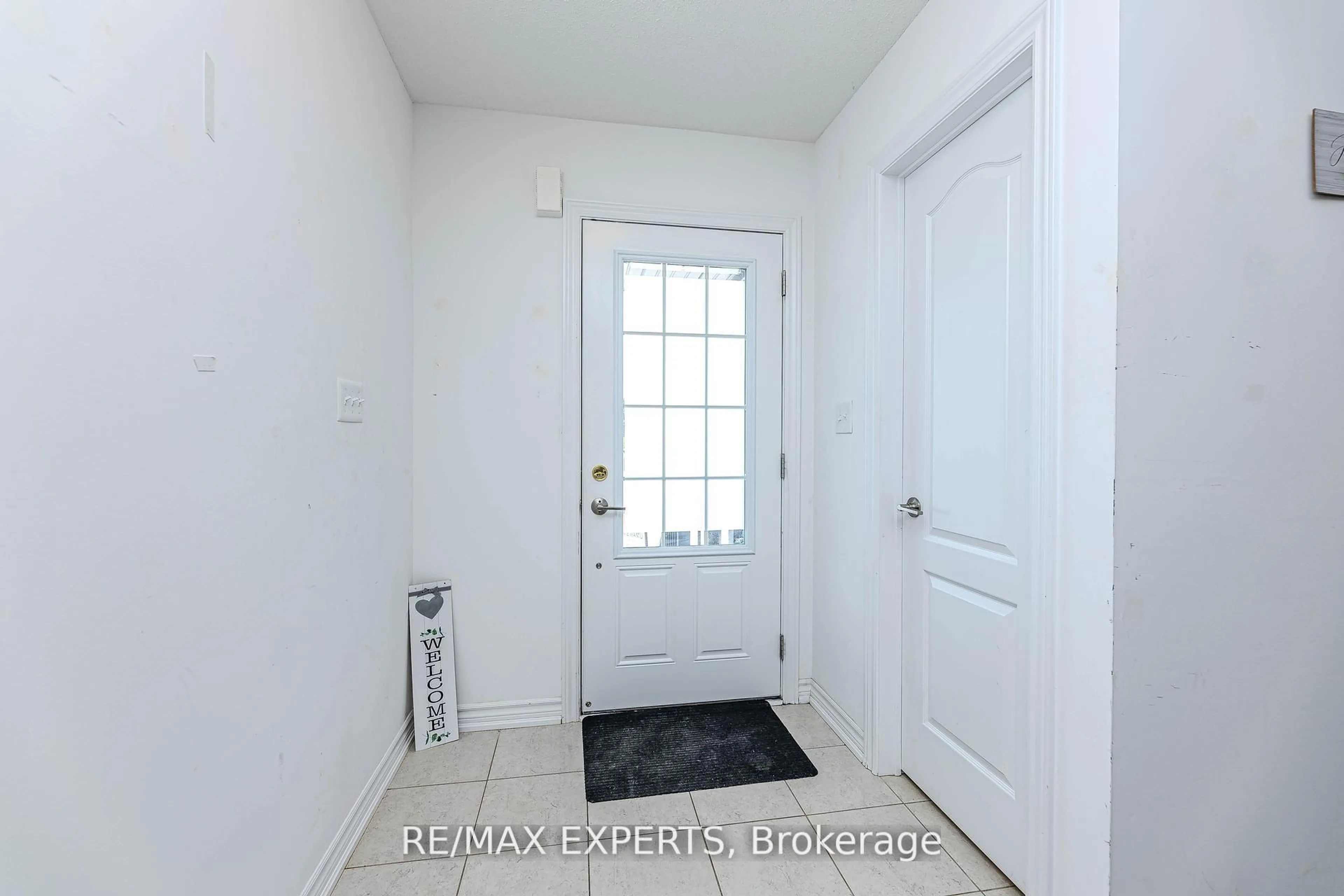 Indoor entryway for 10 Brown Bear St, Barrie Ontario L9J 0H8