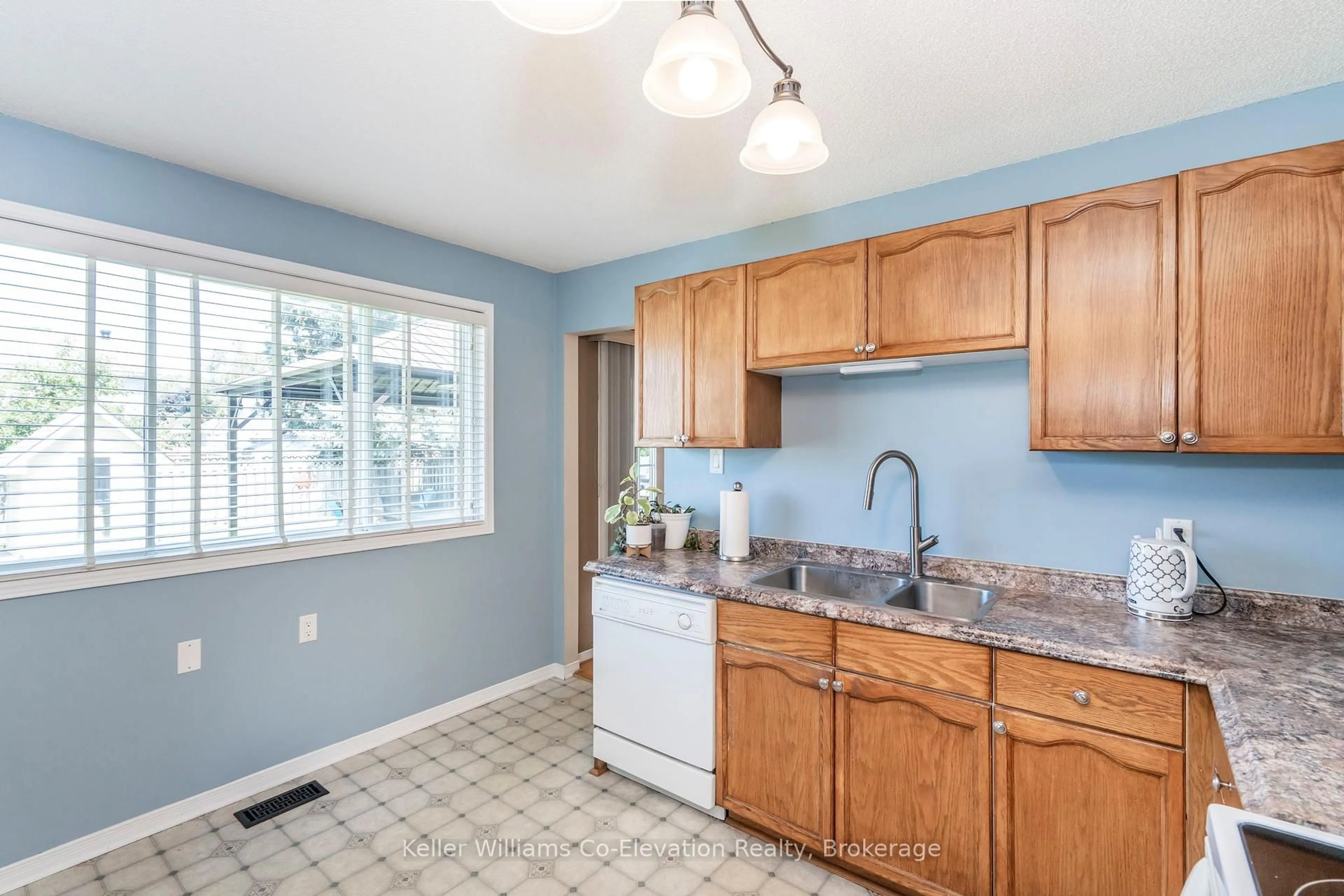 Standard kitchen, ceramic/tile floor for 5 Pommel Pl, Penetanguishene Ontario L9M 1J7