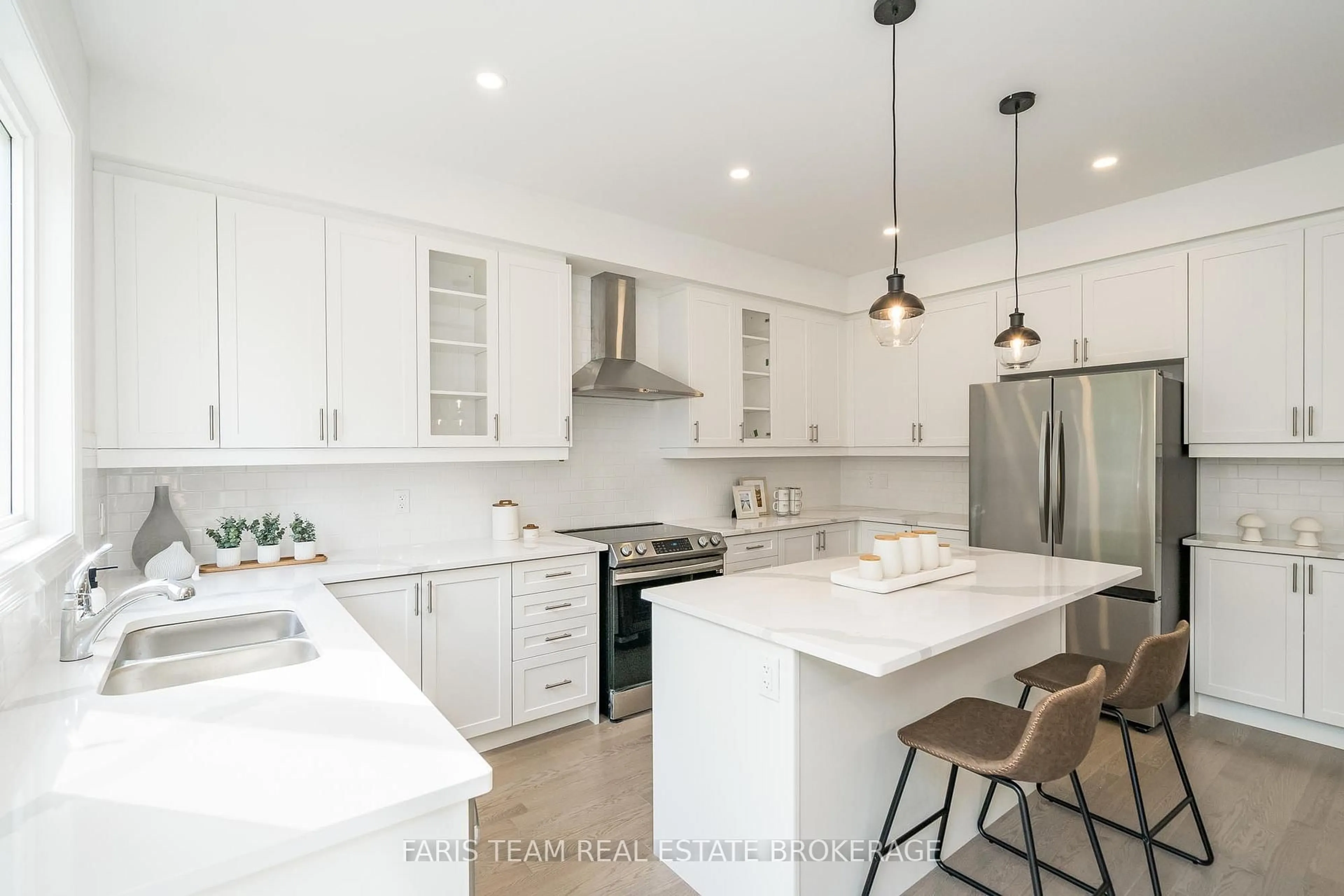 Open concept kitchen, ceramic/tile floor for 91 Berkely St, Wasaga Beach Ontario L9Z 0K6