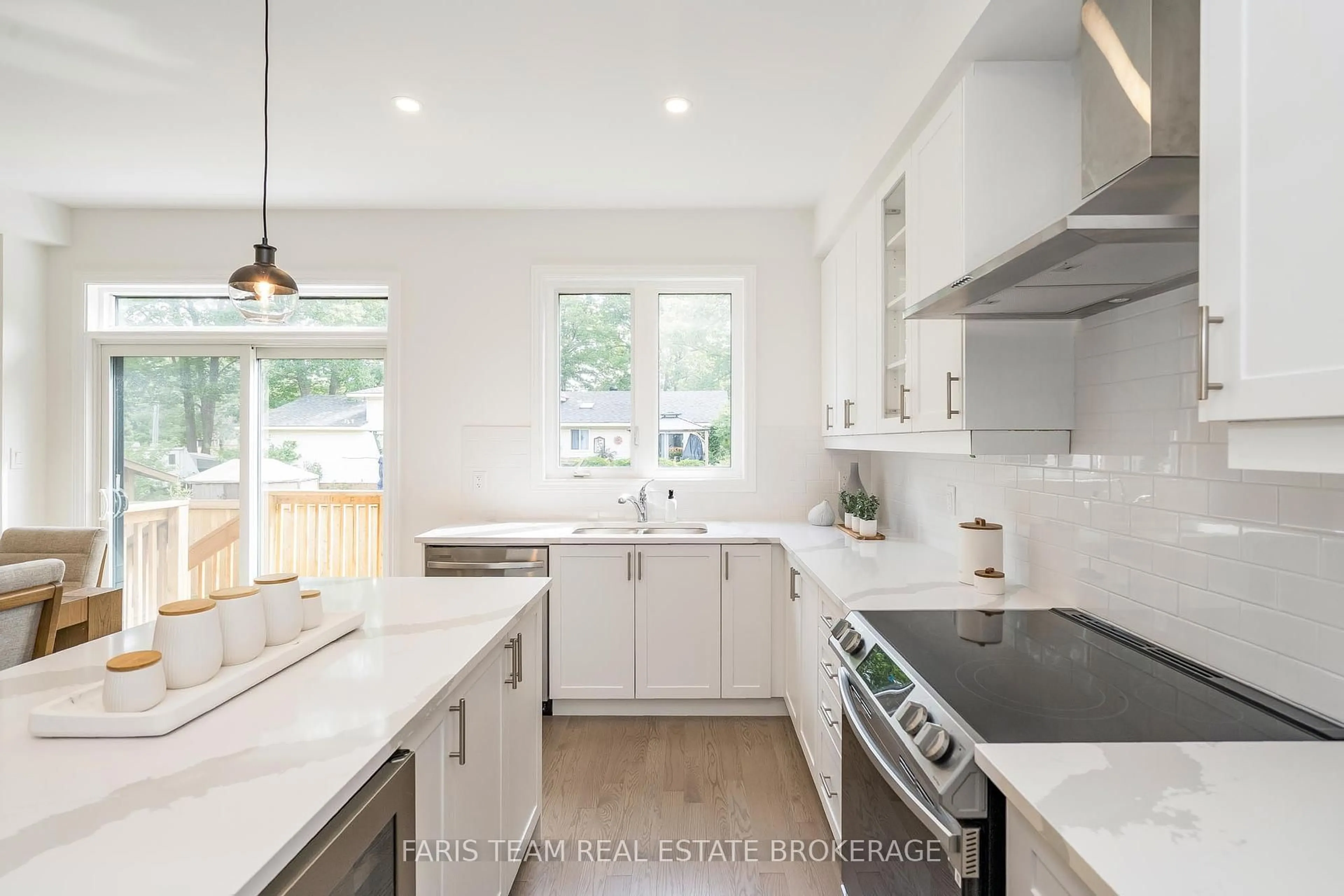 Contemporary kitchen, unknown for 91 Berkely St, Wasaga Beach Ontario L9Z 0K6