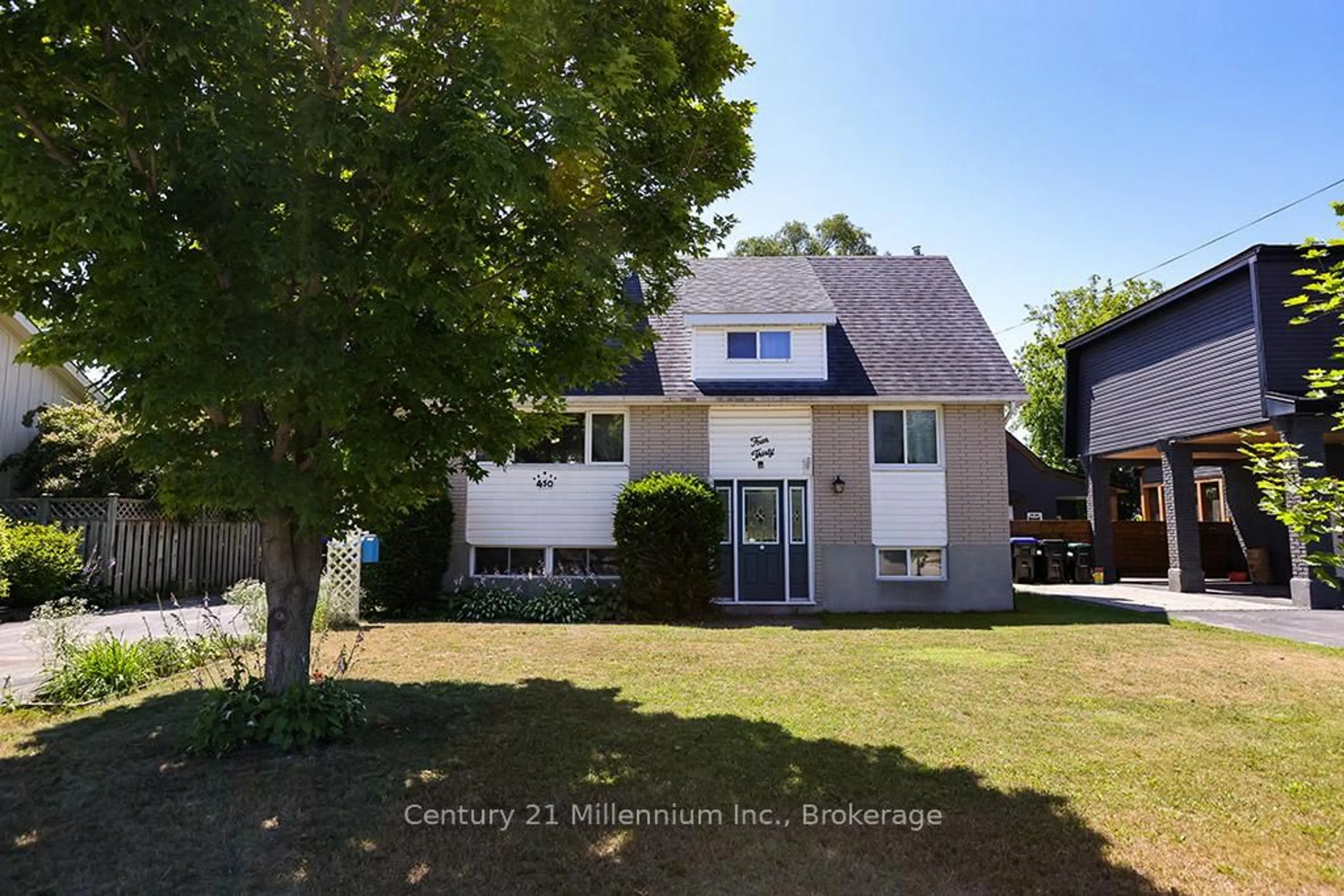 A pic from outside/outdoor area/front of a property/back of a property/a pic from drone, street for 430 Fourth St, Collingwood Ontario L9Y 1S8