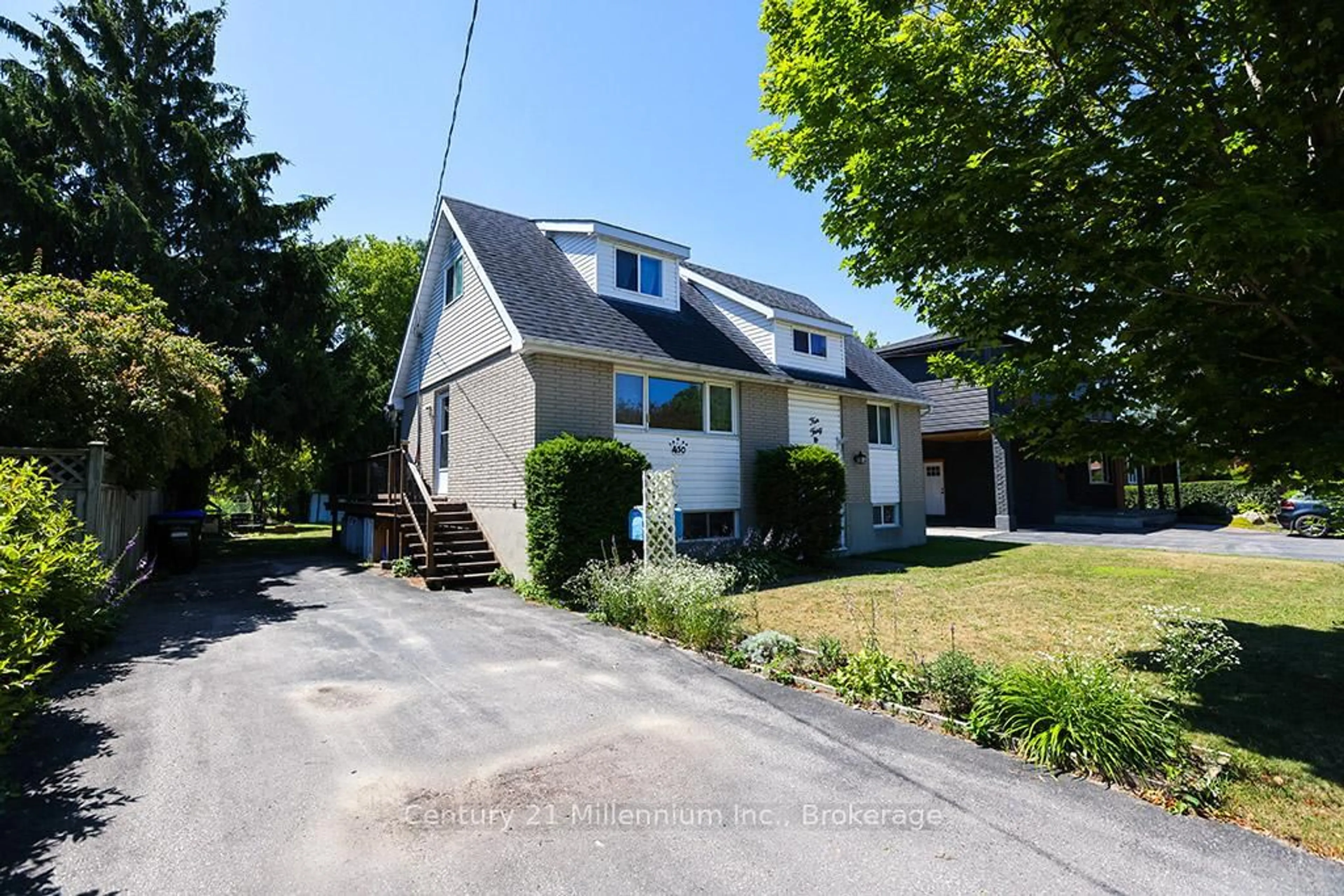 A pic from outside/outdoor area/front of a property/back of a property/a pic from drone, street for 430 Fourth St, Collingwood Ontario L9Y 1S8