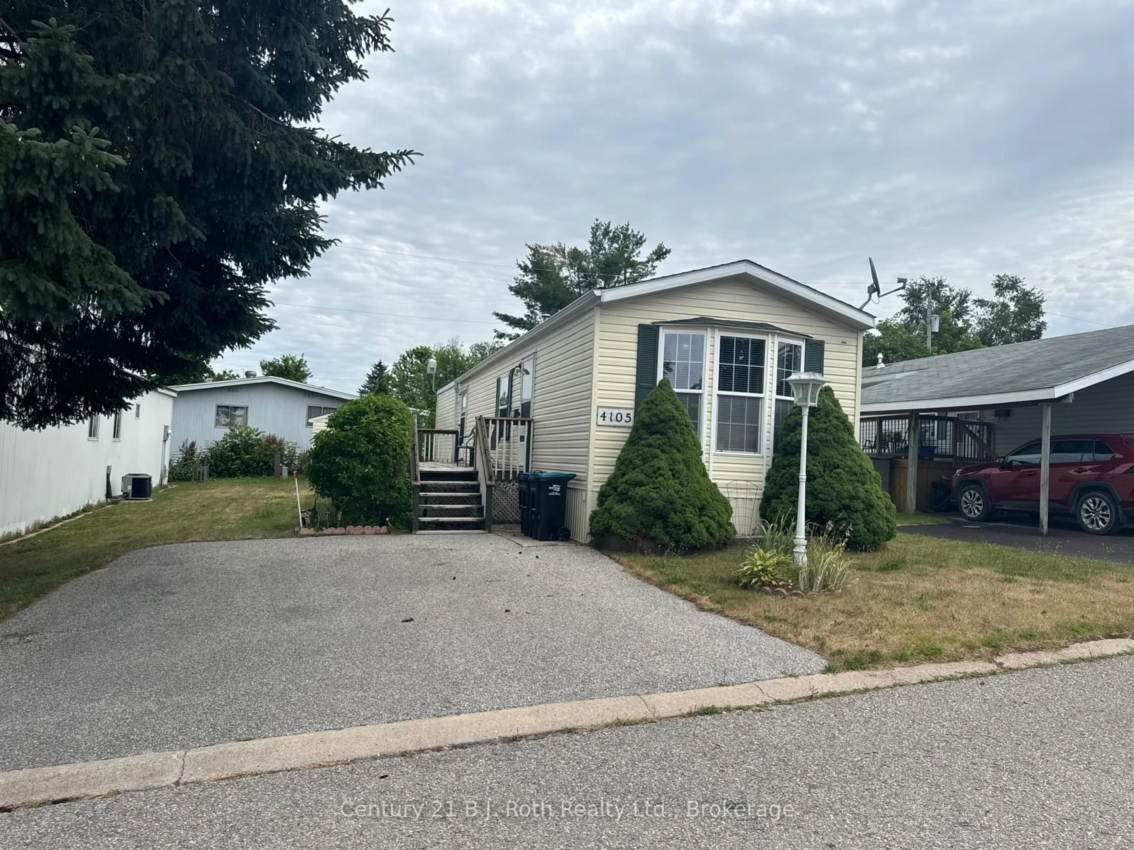Home with vinyl exterior material, street for 4105 Spruce Rd, Severn Ontario L3V 6H4