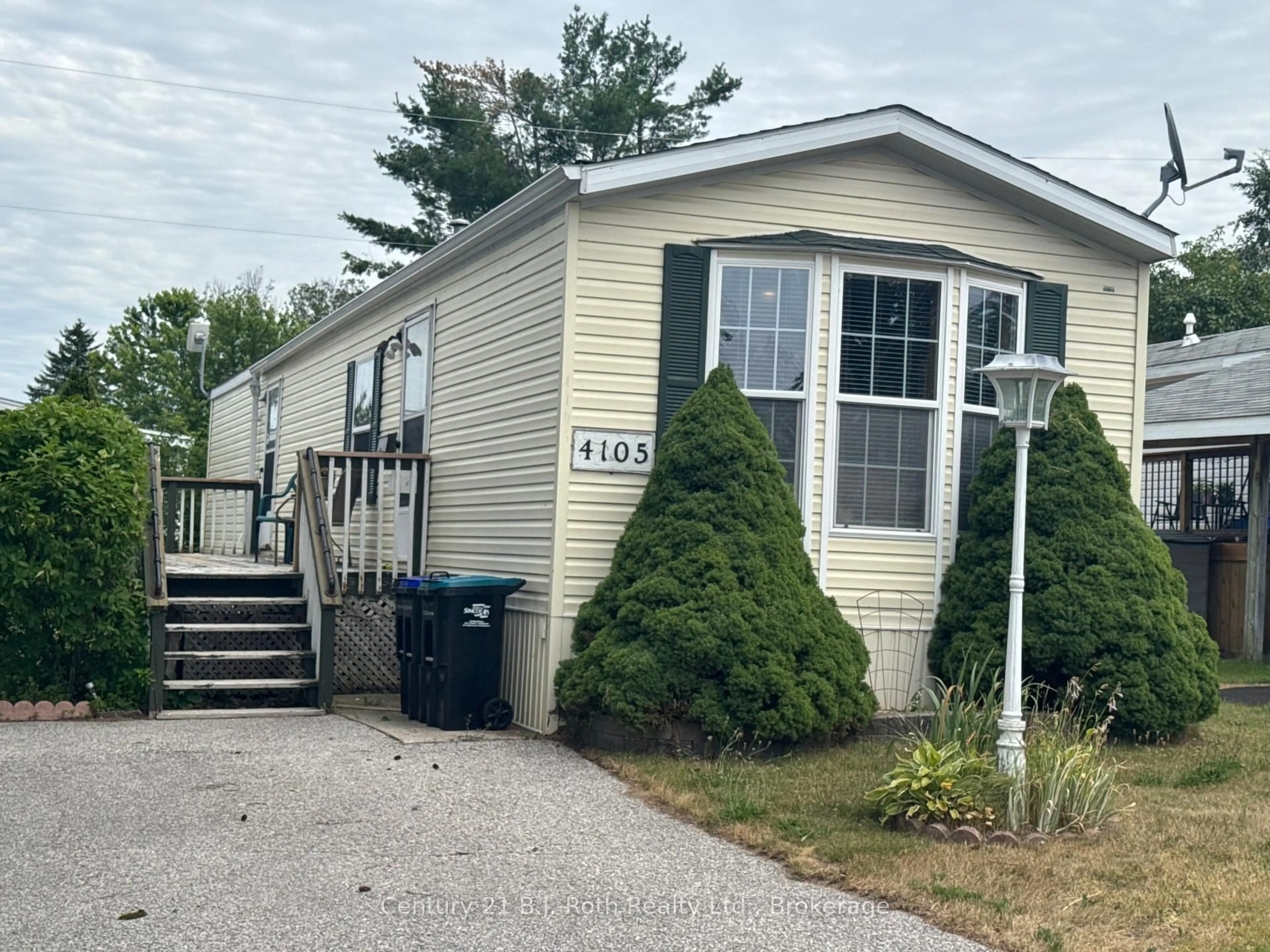 Home with vinyl exterior material, street for 4105 Spruce Rd, Severn Ontario L3V 6H4