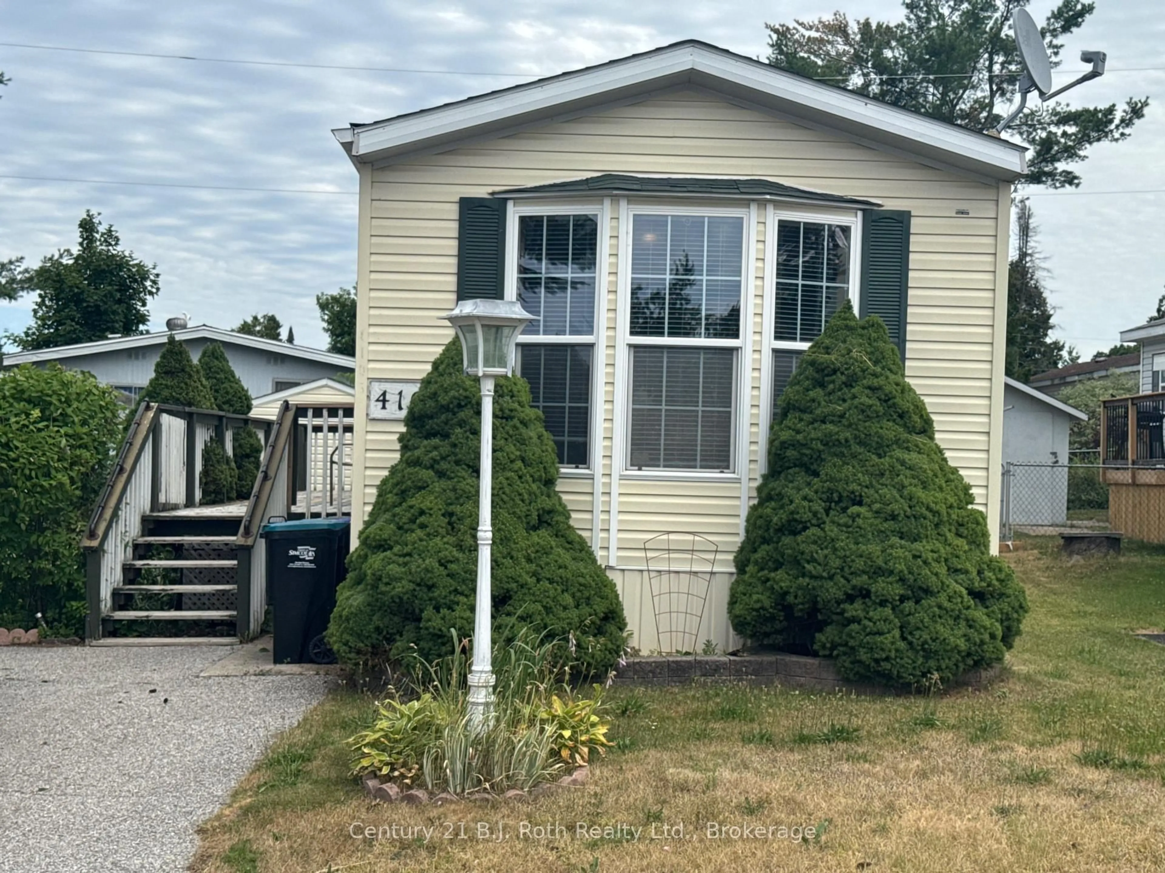Home with vinyl exterior material, street for 4105 Spruce Rd, Severn Ontario L3V 6H4