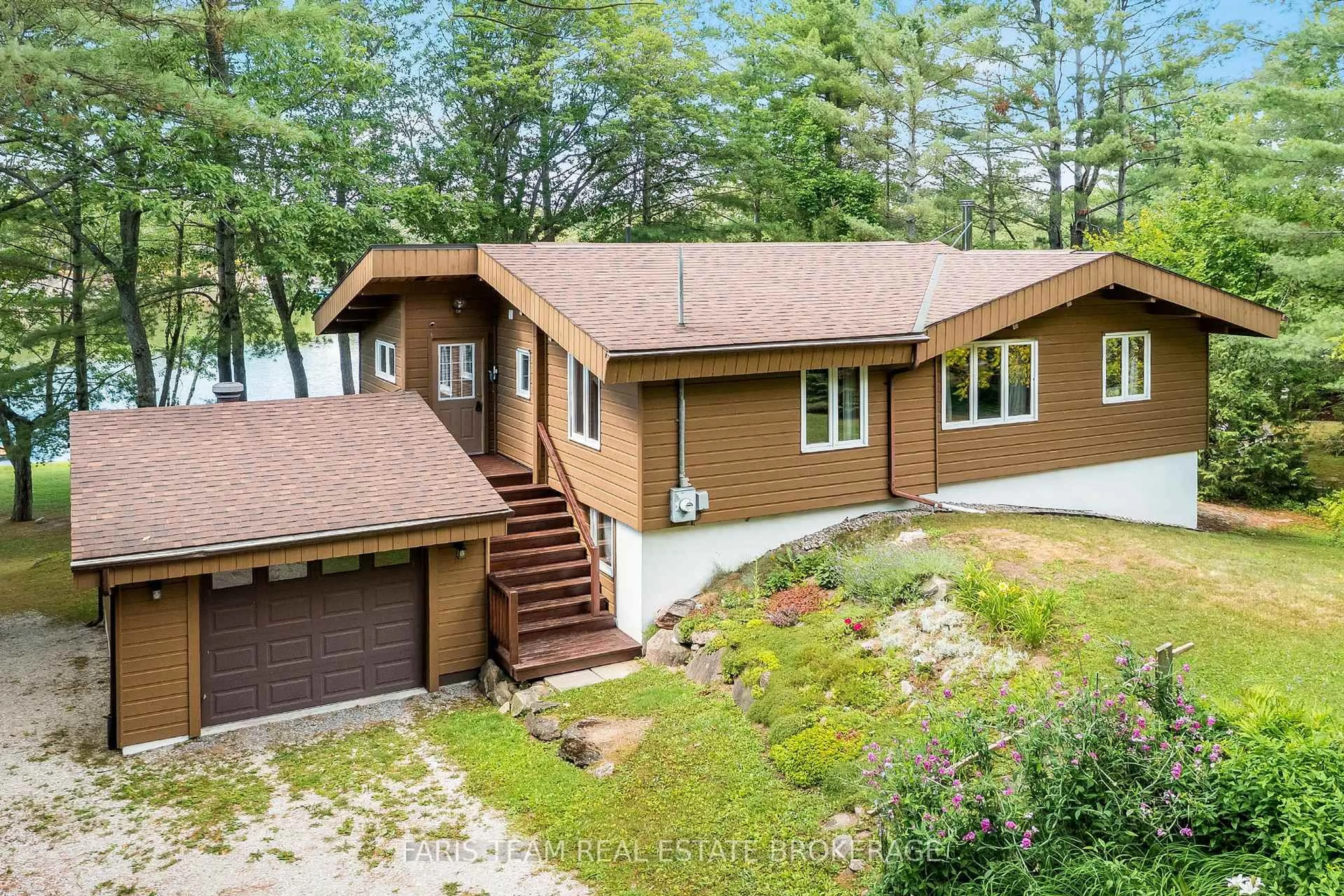 A pic from outside/outdoor area/front of a property/back of a property/a pic from drone, water/lake/river/ocean view for 7652 South River Rd, Severn Ontario L0K 2B0